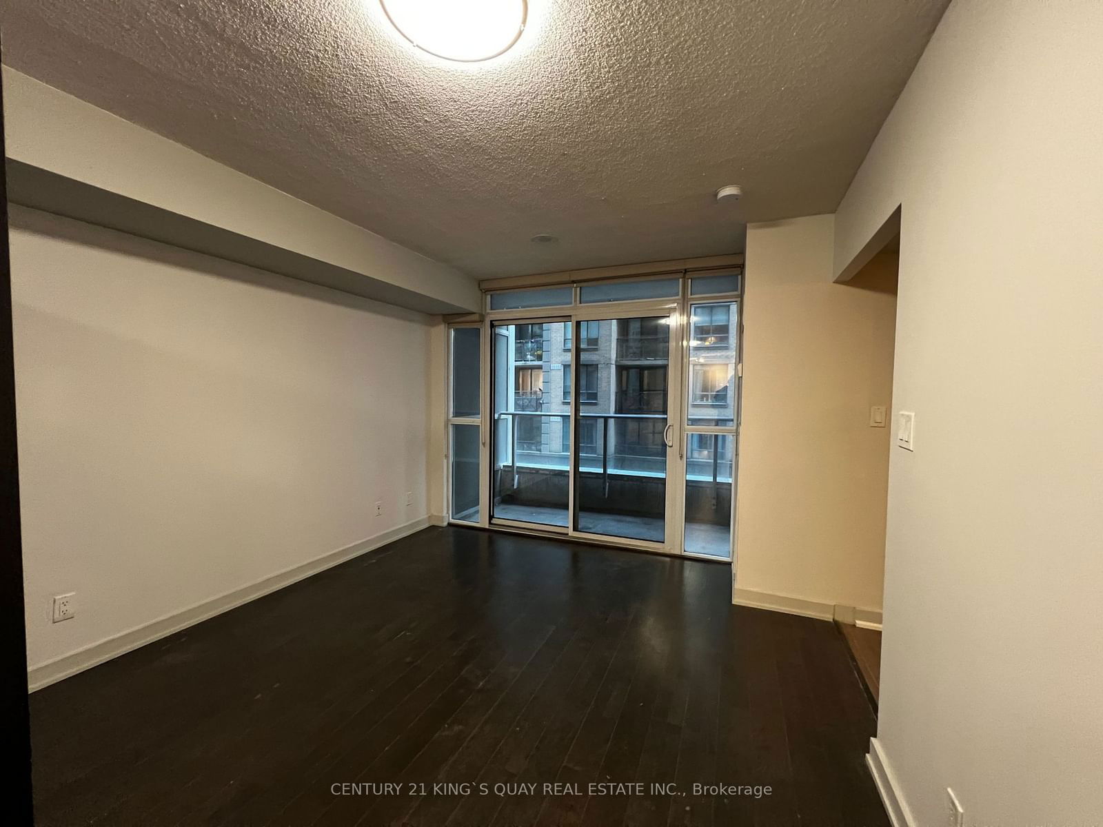 126 Simcoe St, unit 407 for rent