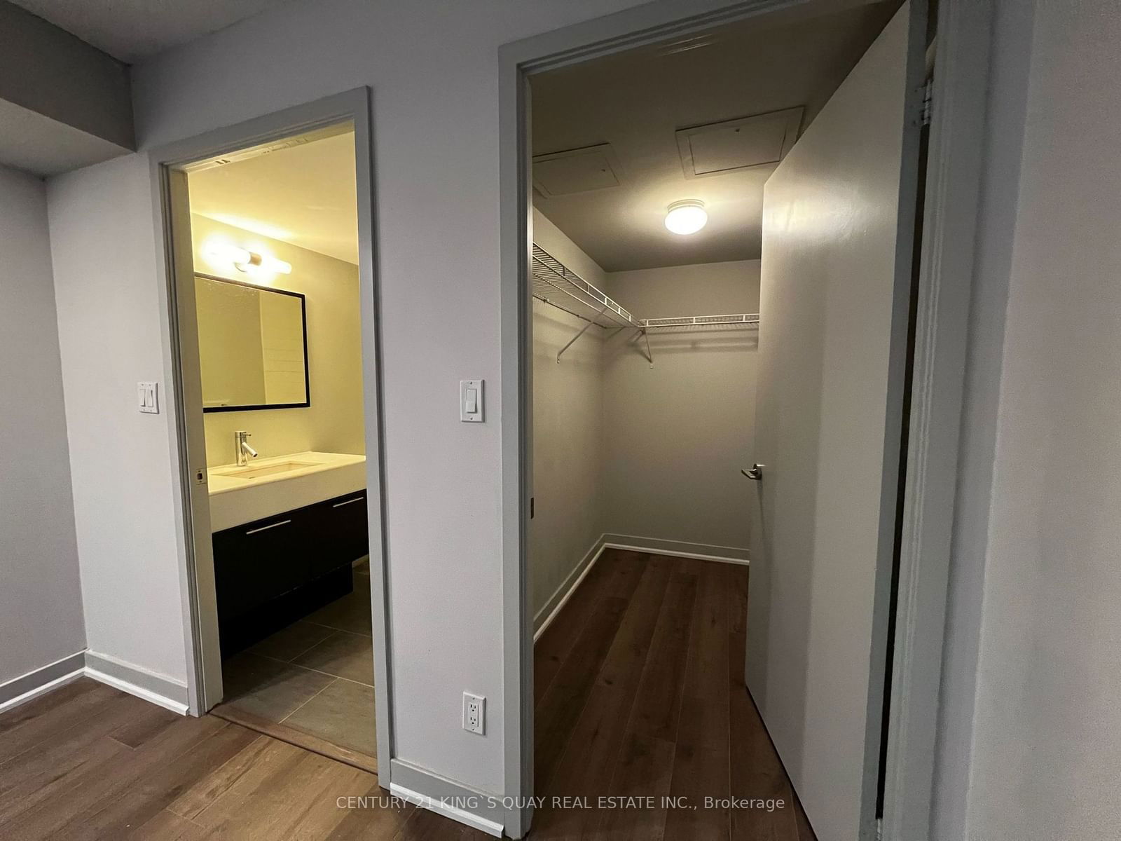 126 Simcoe St, unit 407 for rent