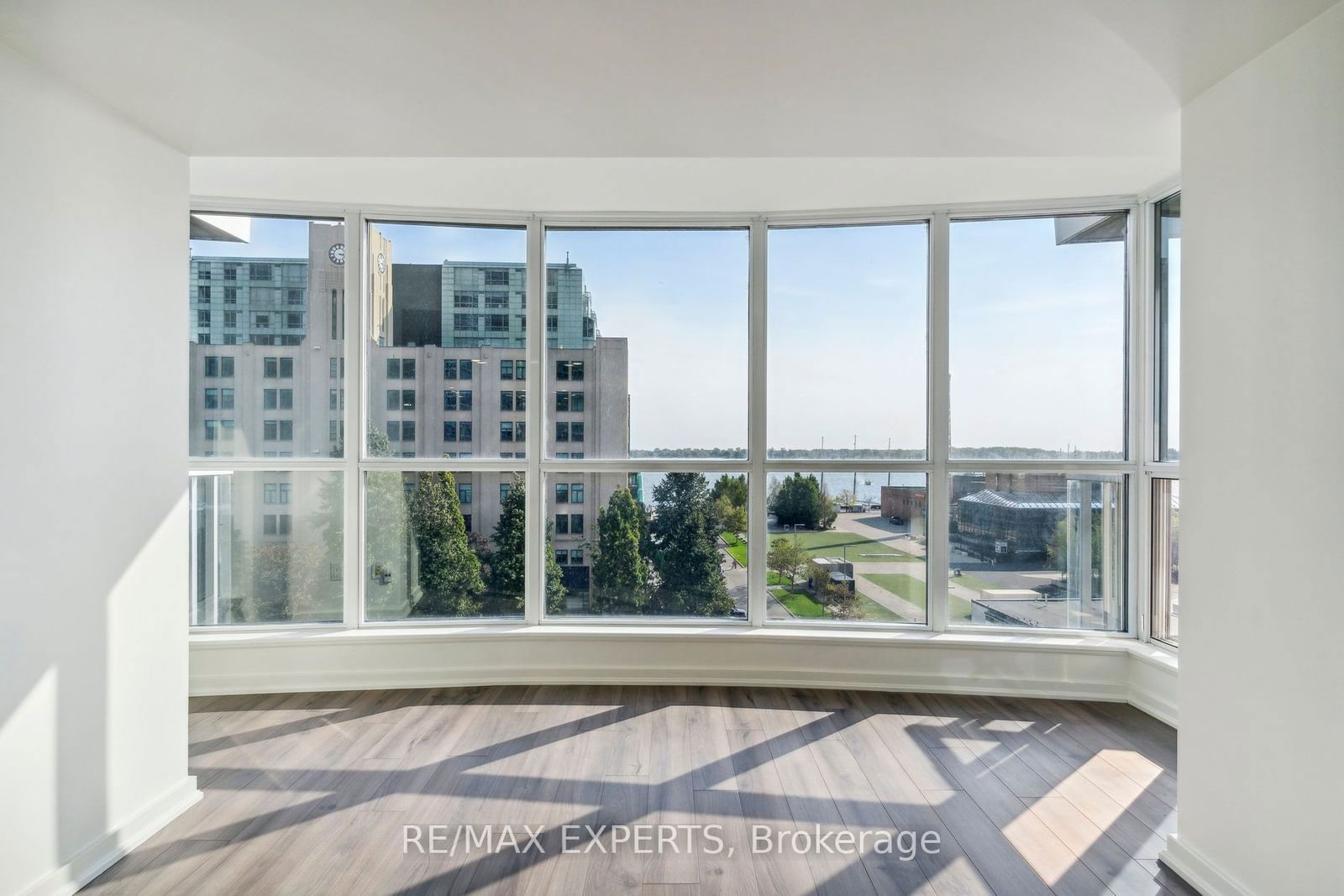 208 Queens Quay W, unit 607 for sale