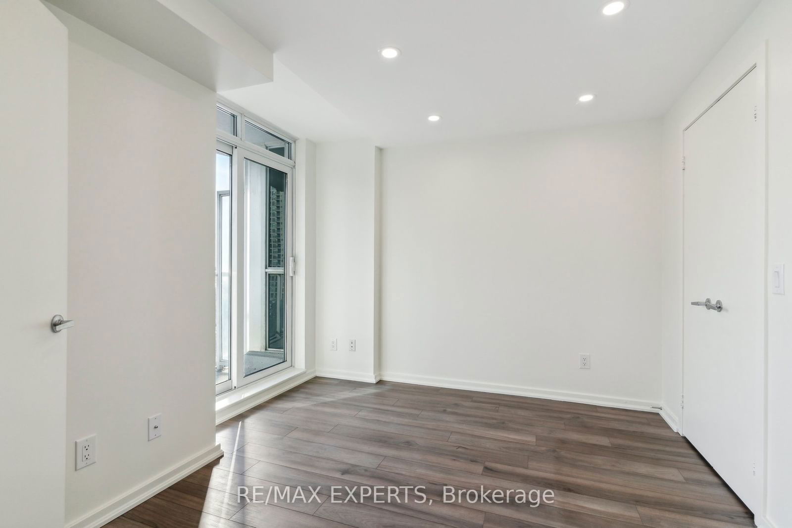 208 Queens Quay W, unit 607 for sale