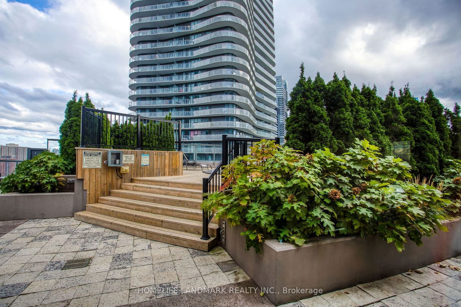 24 Wellesley St W, unit 306 for sale