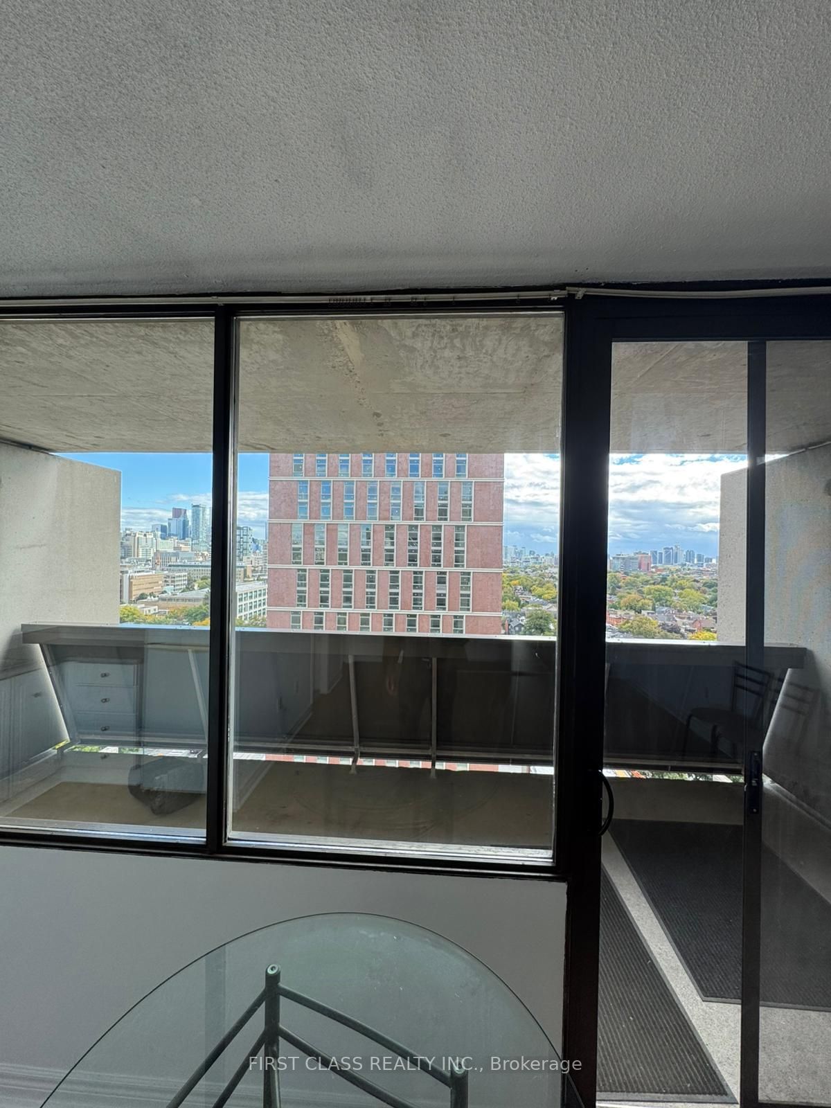 720 Spadina Ave, unit 1504 for rent