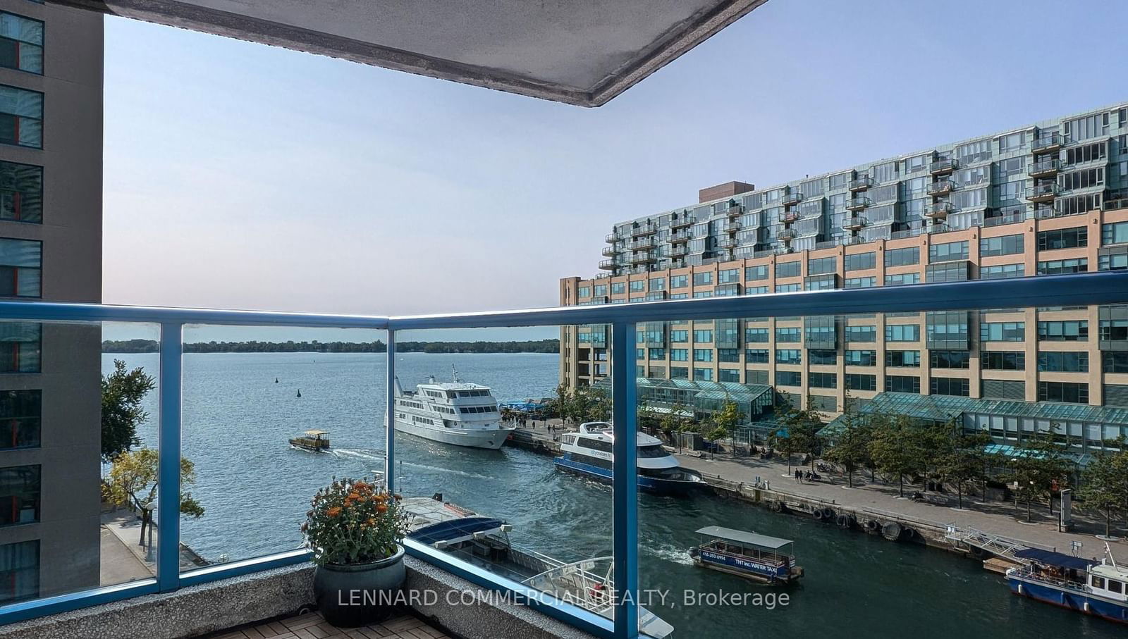 77 Harbour Sq, unit 708 for rent