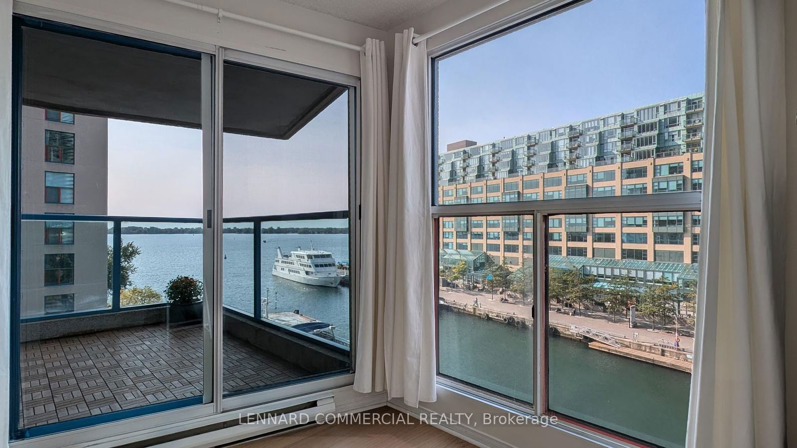 77 Harbour Sq, unit 708 for rent