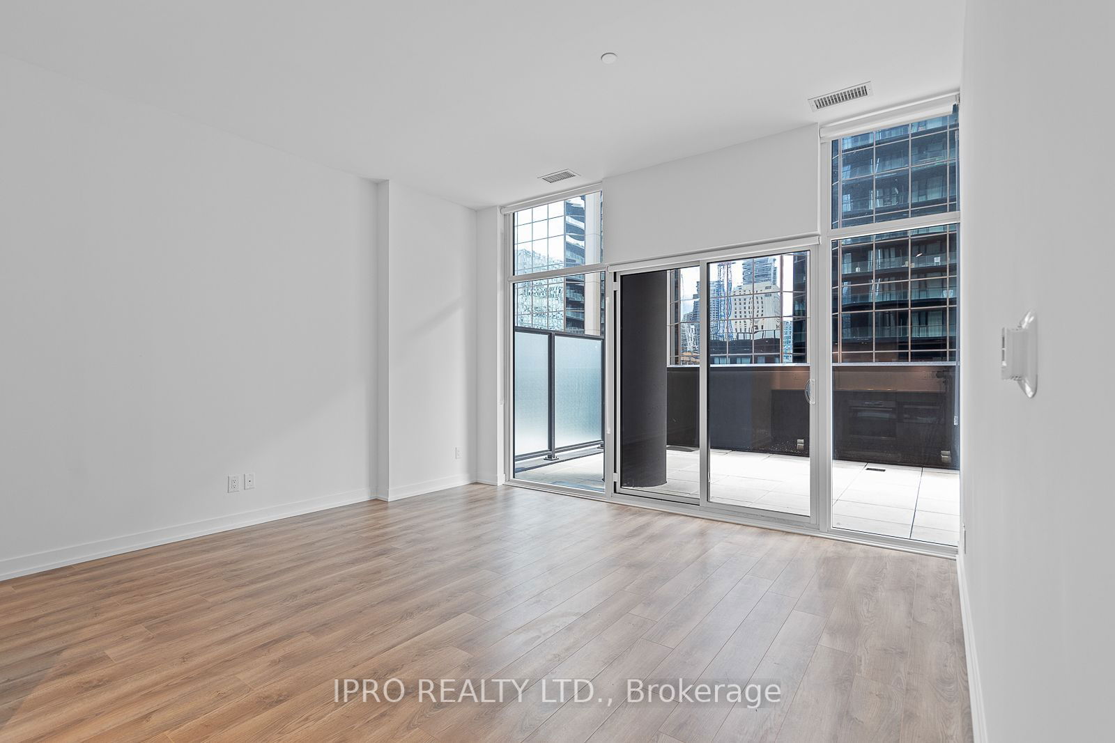 20 Edward St, unit 407 for rent