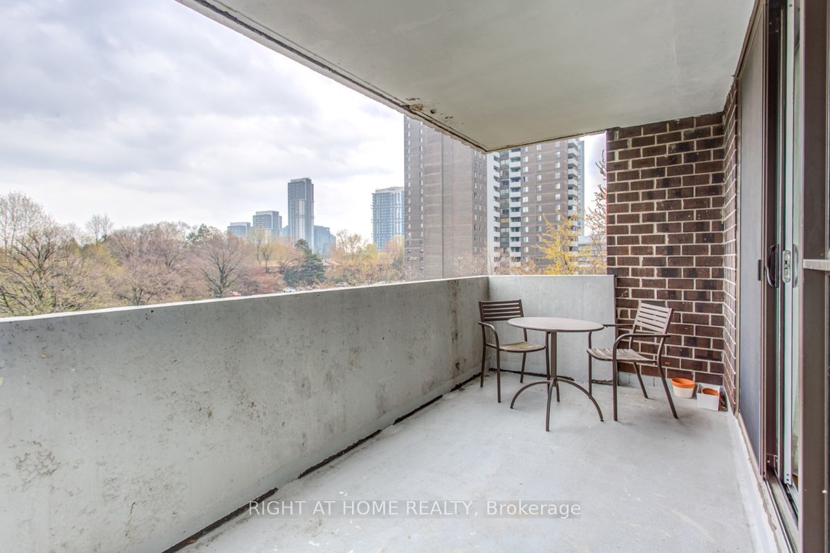 5 Old Sheppard Ave, unit 403 for sale