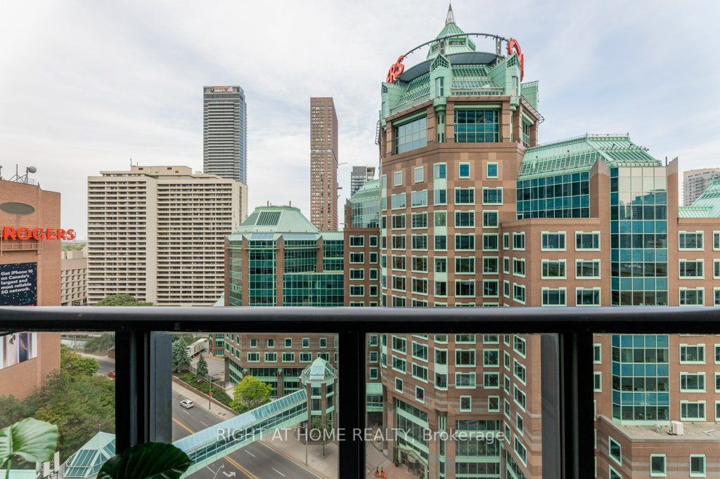 110 Charles St E, unit 1501 for sale