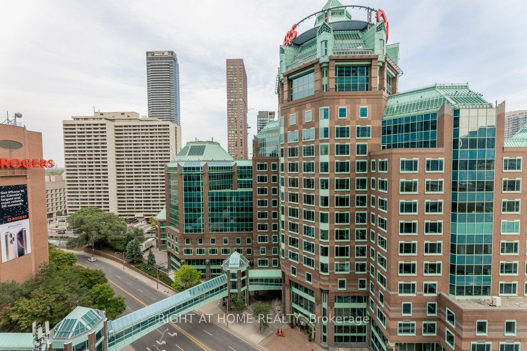 110 Charles St E, unit 1501 for sale