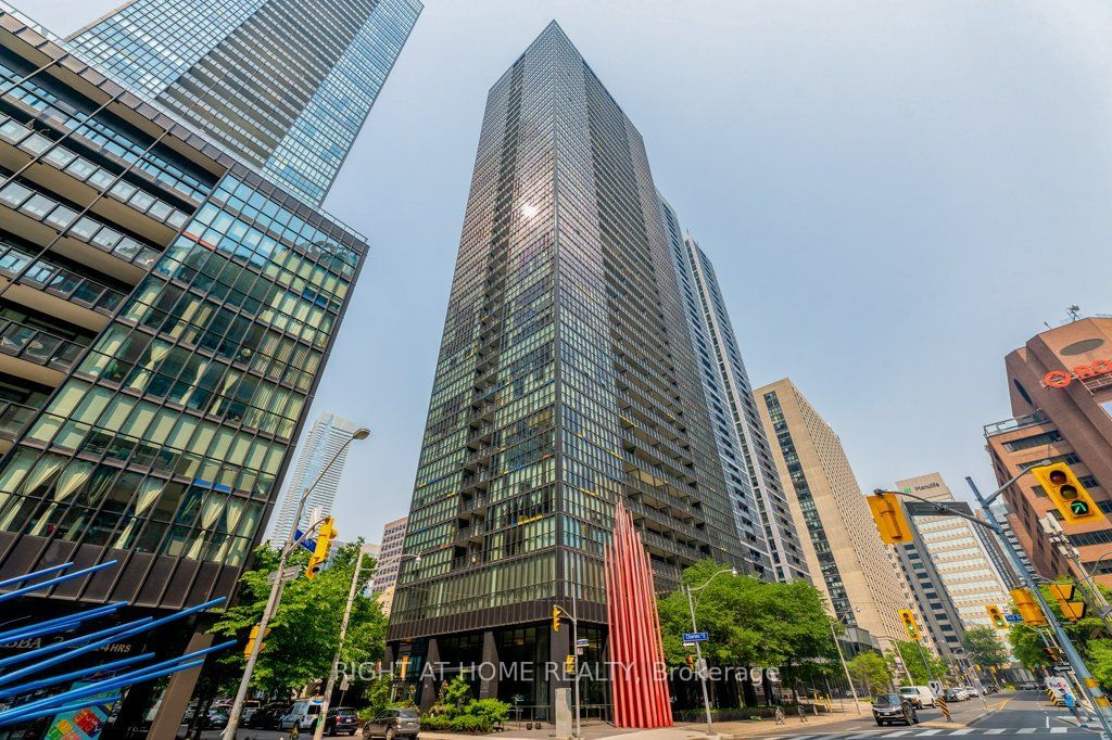 110 Charles St E, unit 1501 for sale