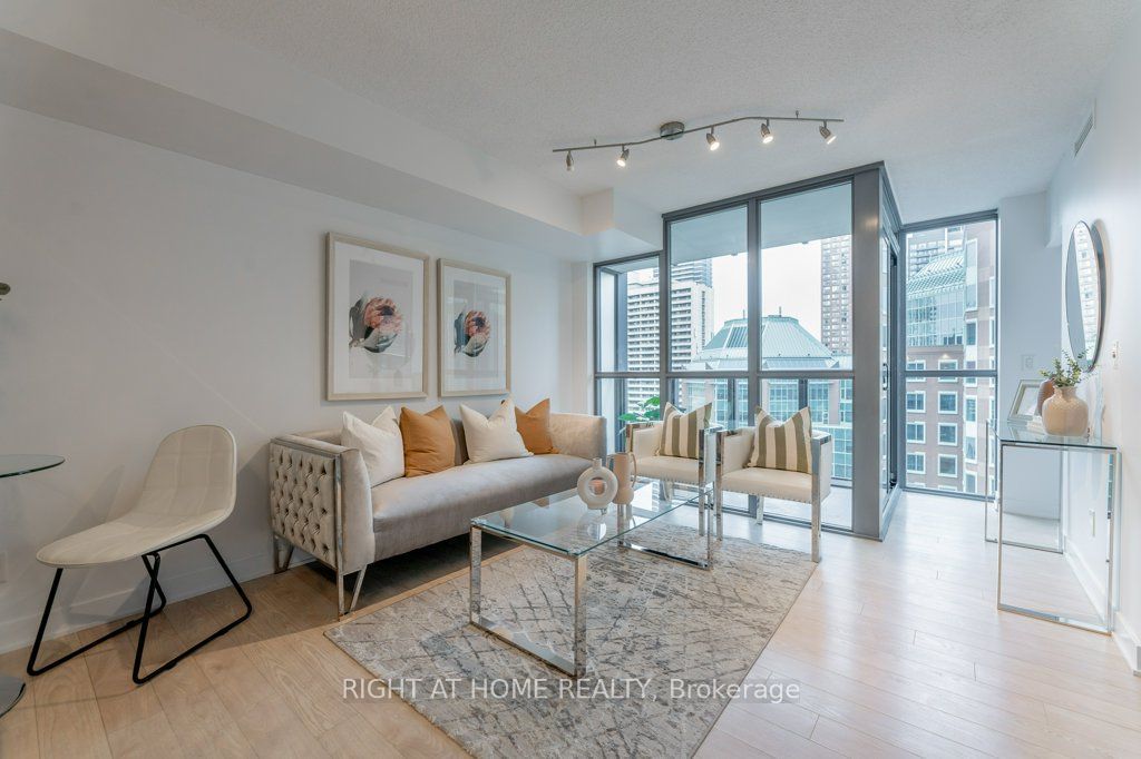 110 Charles St E, unit 1501 for sale