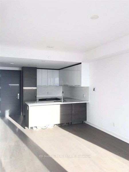 488 University Ave, unit 2812 for rent