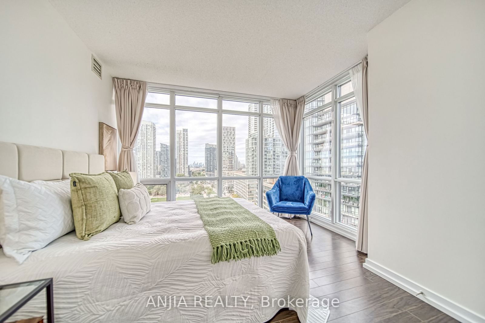 15 Fort York Blvd, unit 1803 for sale