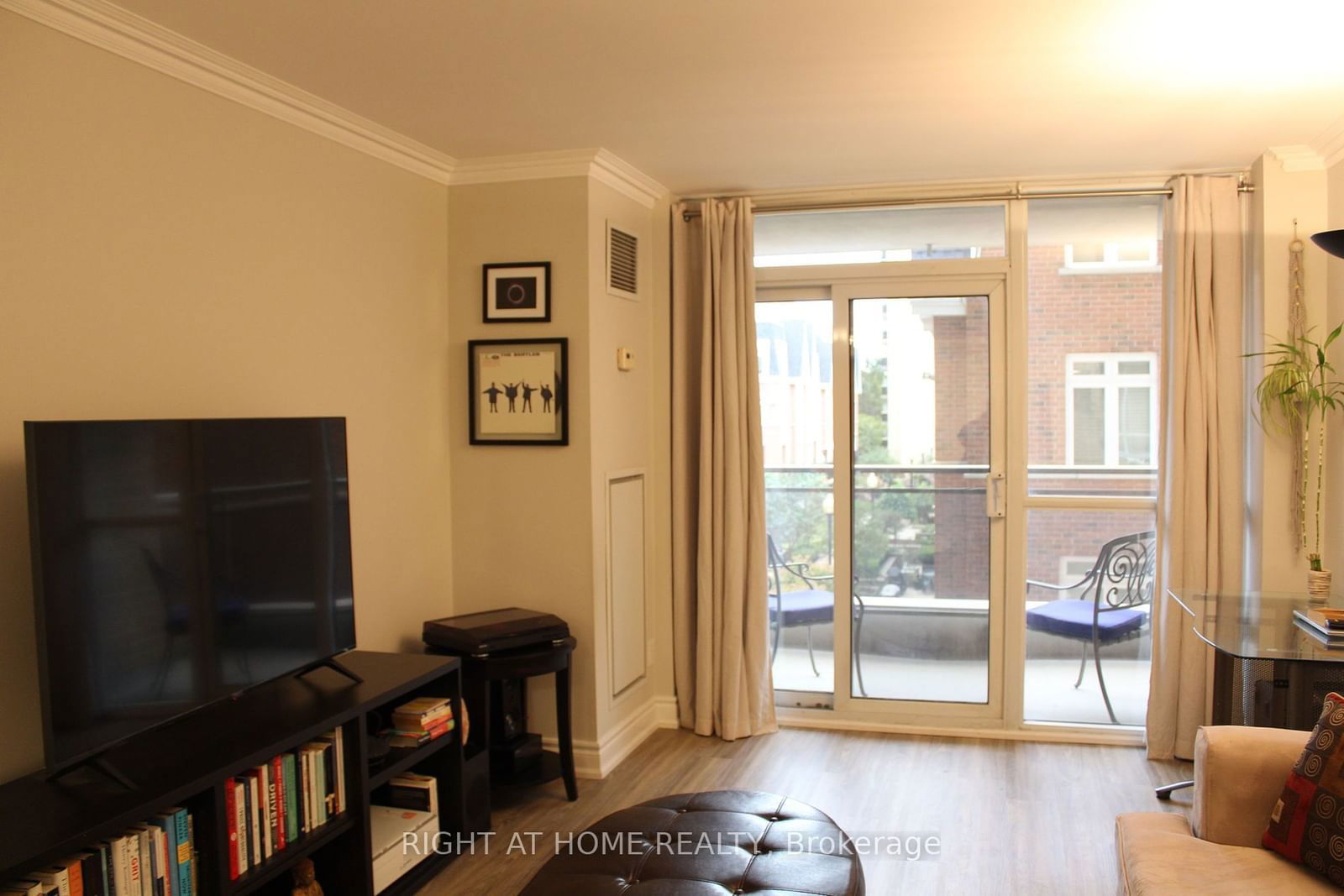 123 Eglinton Ave E, unit 306 for rent