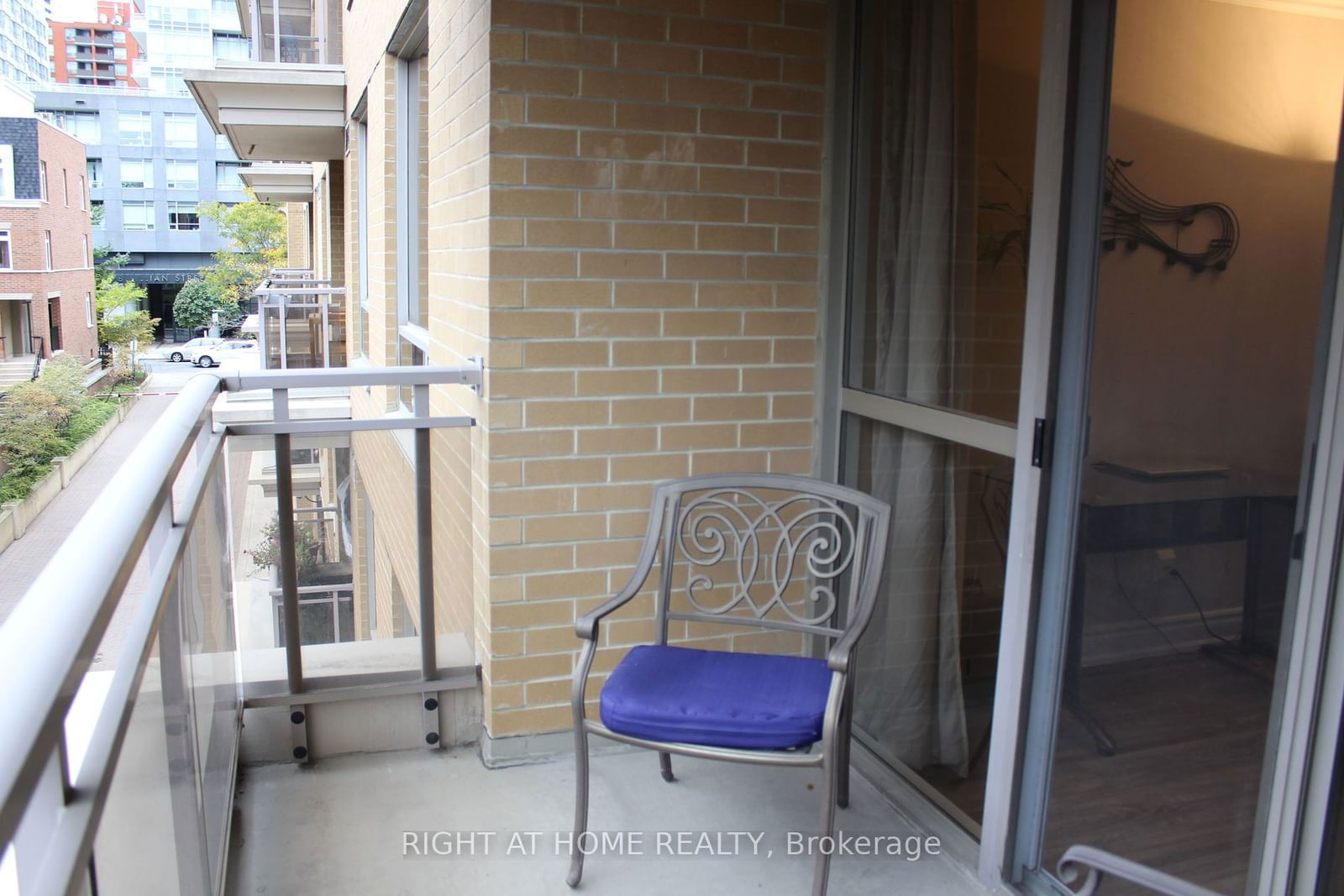 123 Eglinton Ave E, unit 306 for rent