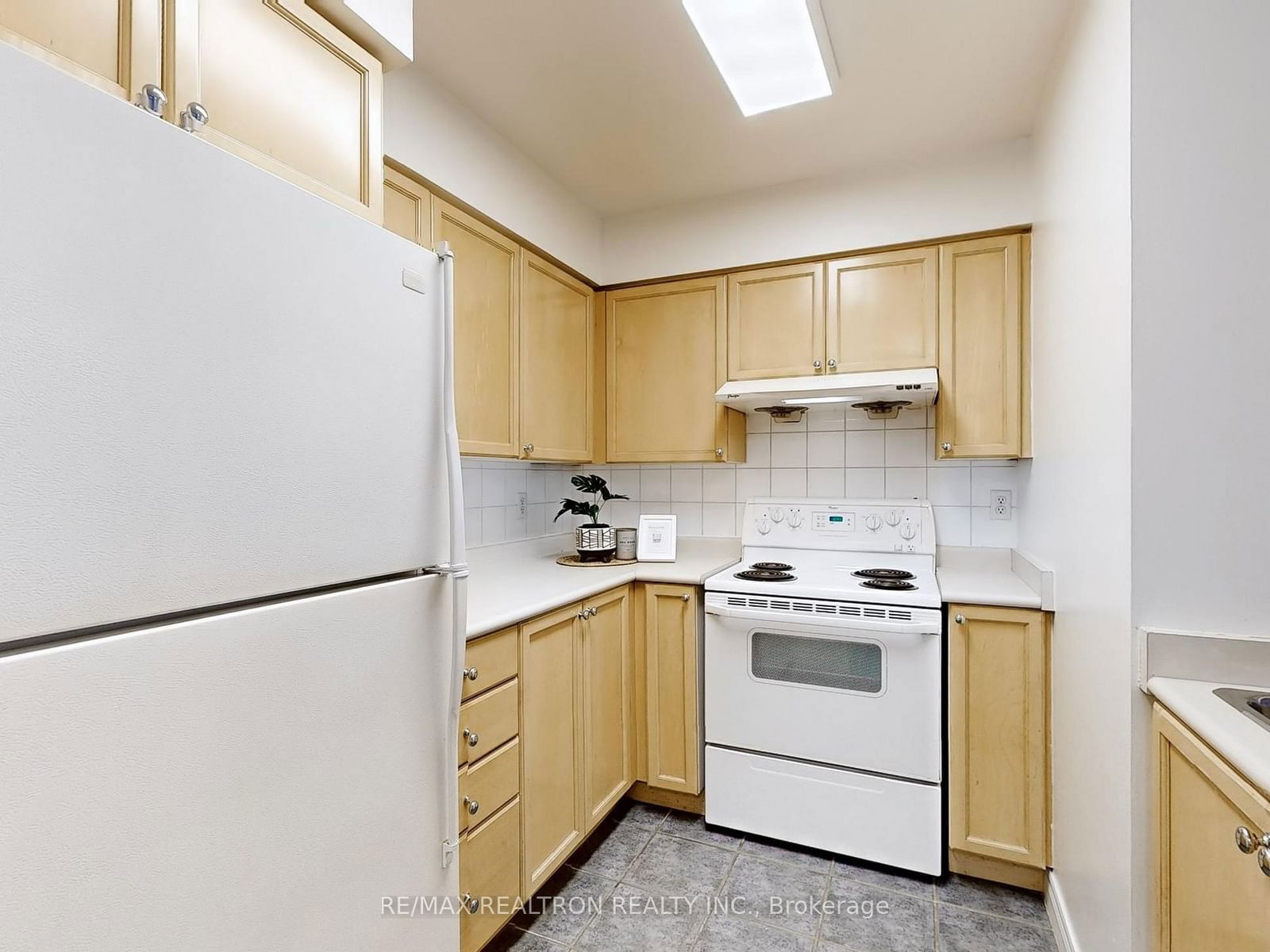 28 Empress Ave, unit 207 for rent