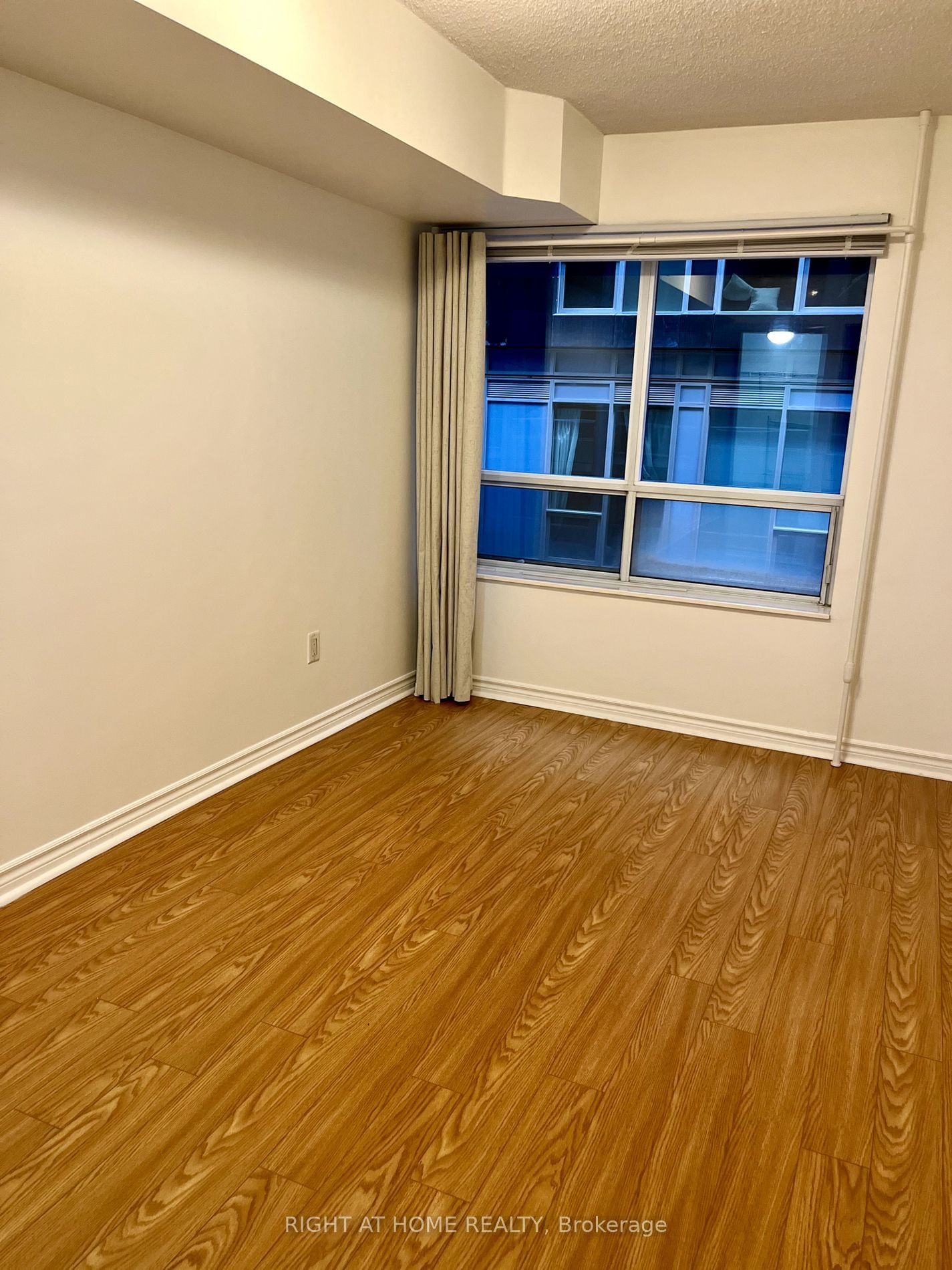 250 Wellington St W, unit 945 for rent