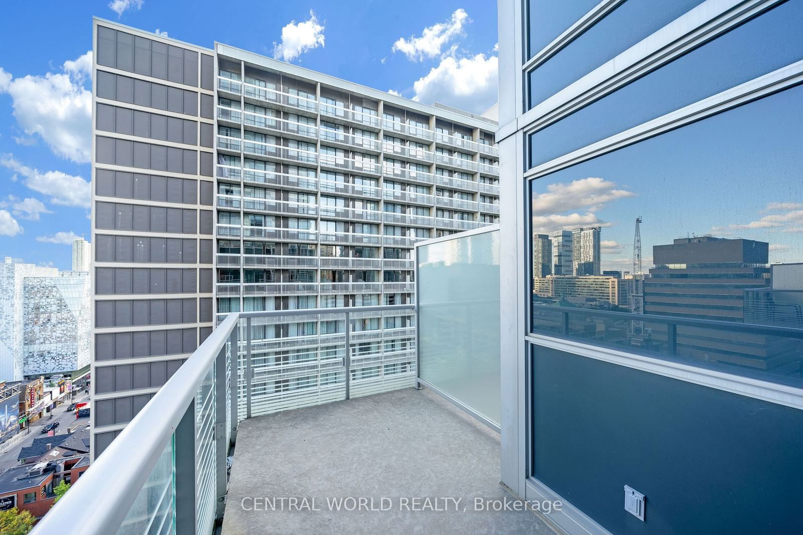 386 Yonge St, unit 1113 for sale