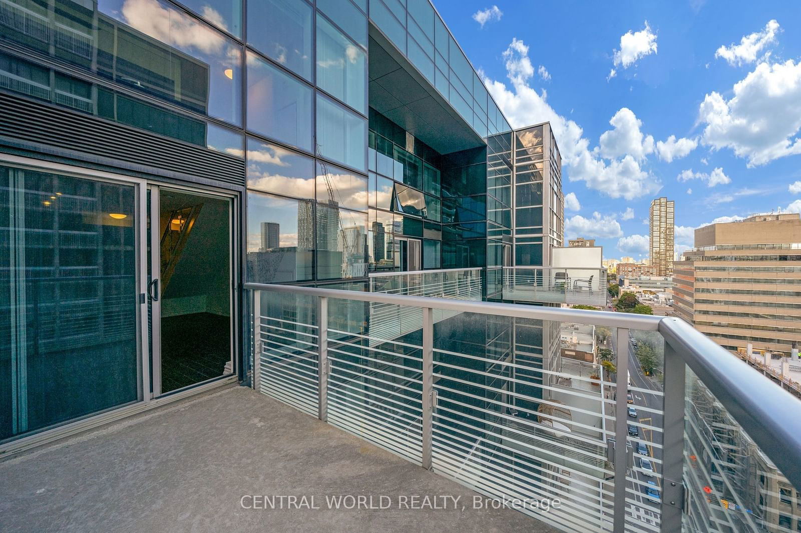 386 Yonge St, unit 1113 for sale