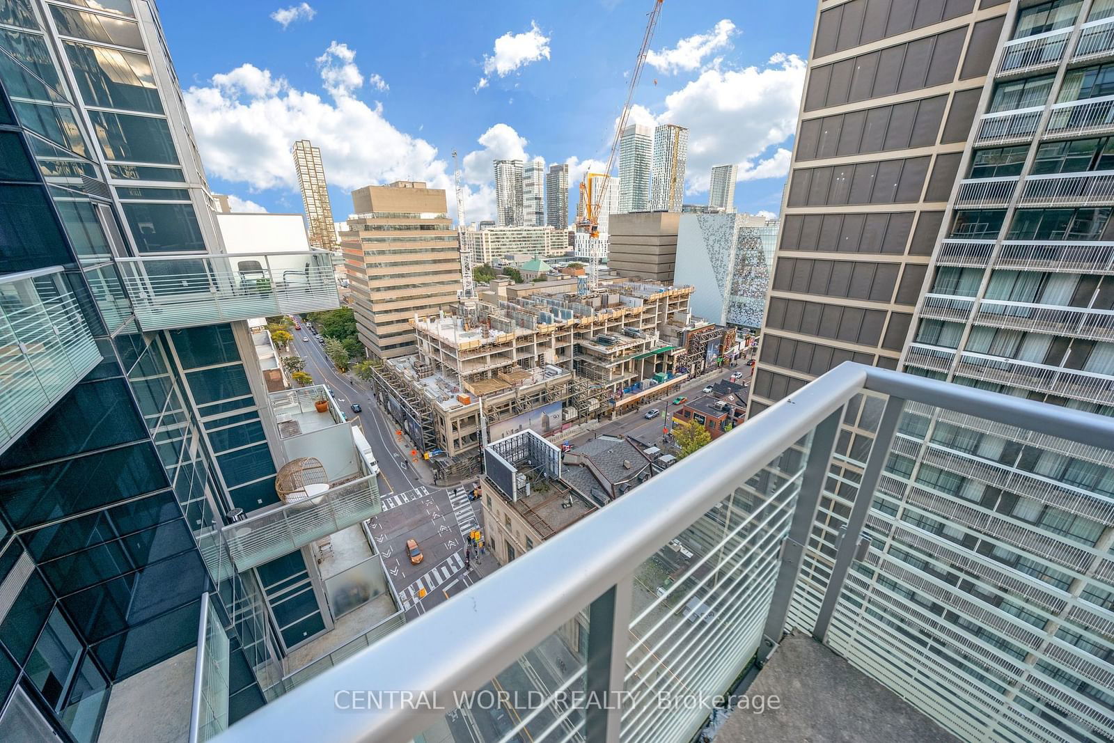 386 Yonge St, unit 1113 for sale