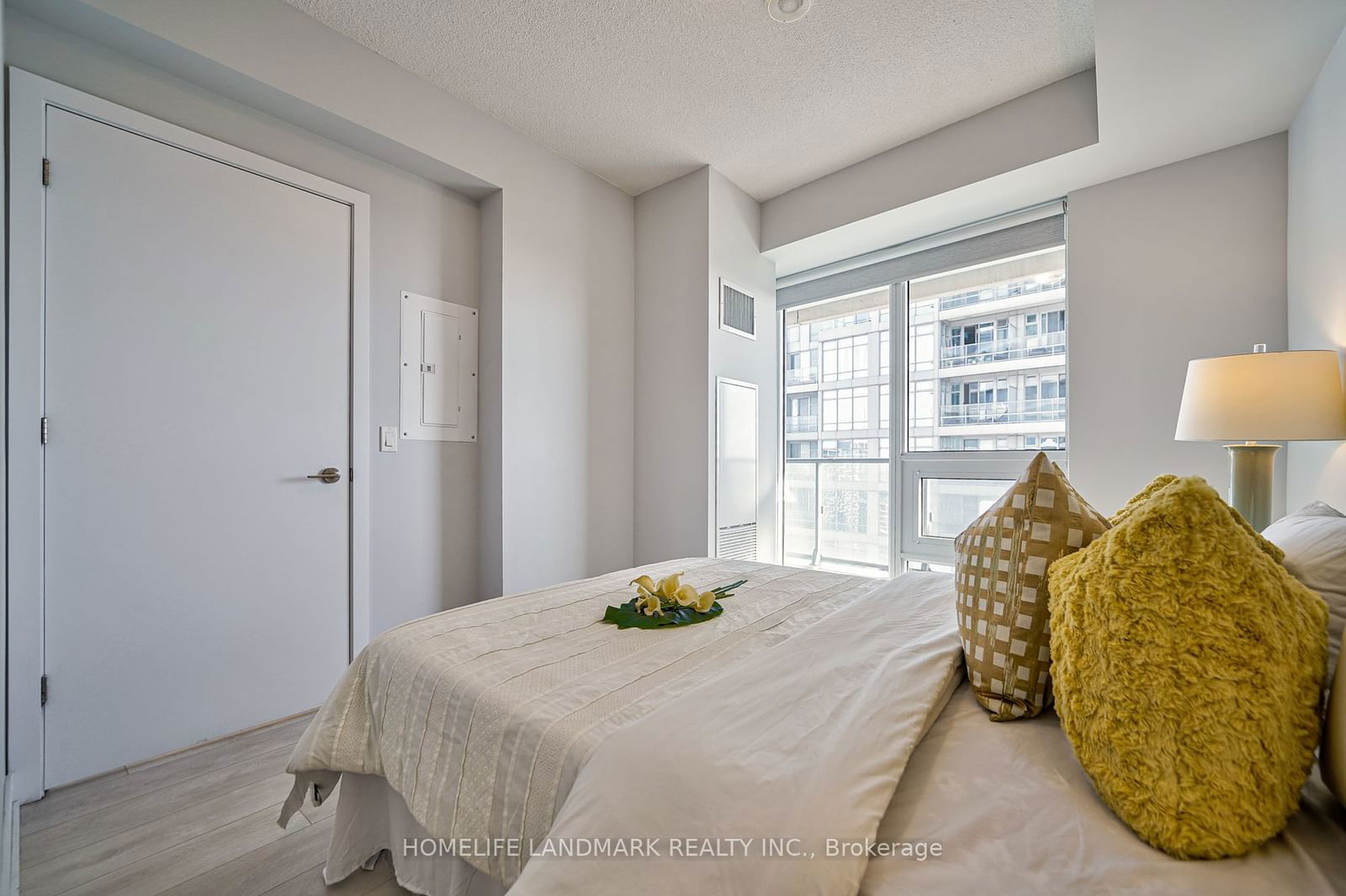 2221 Yonge St, unit 3705 for sale