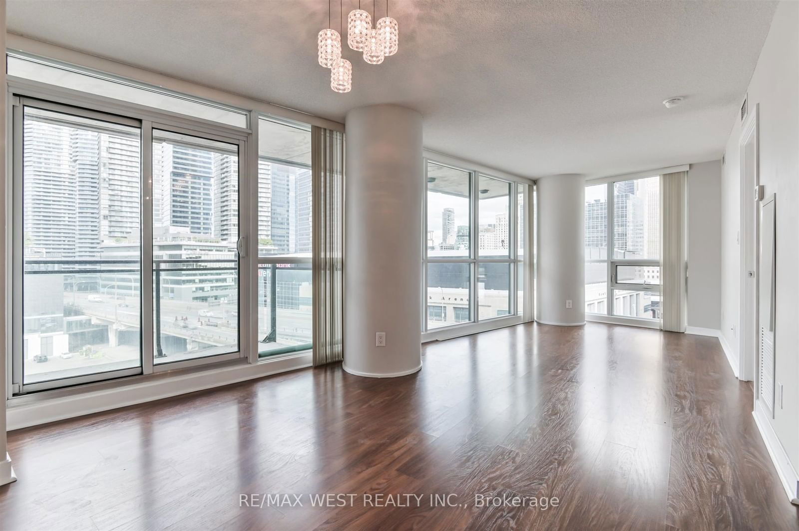 33 Bay St, unit 903 for sale