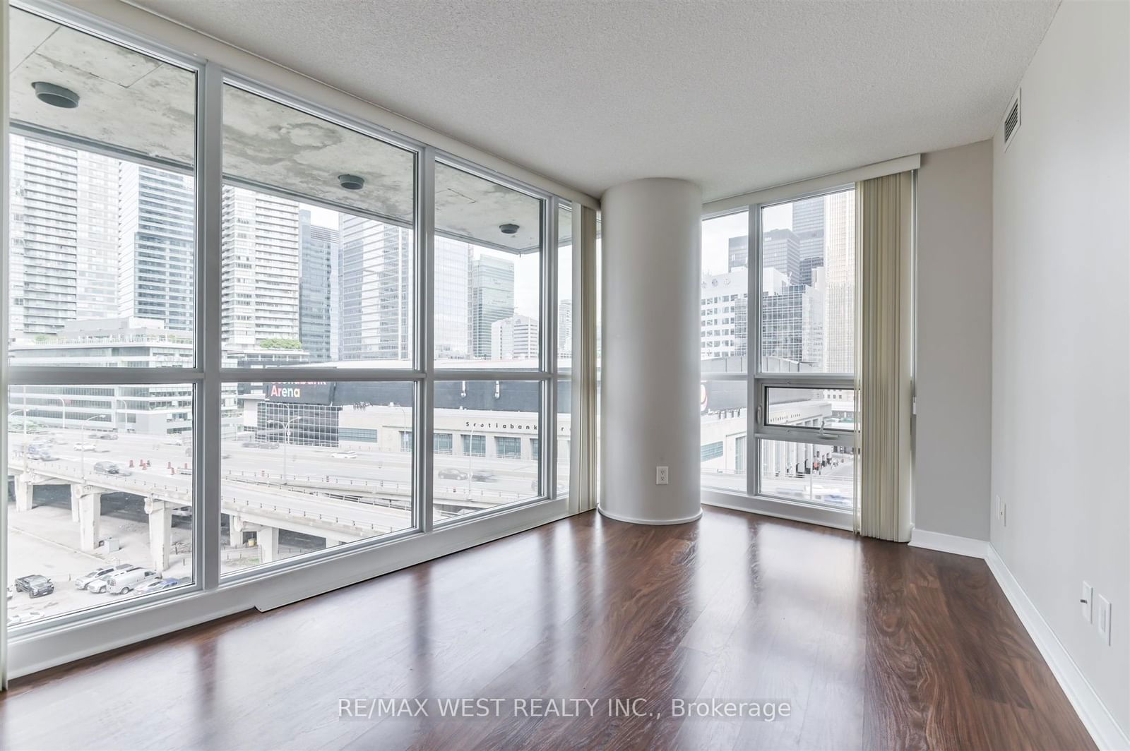 33 Bay St, unit 903 for sale