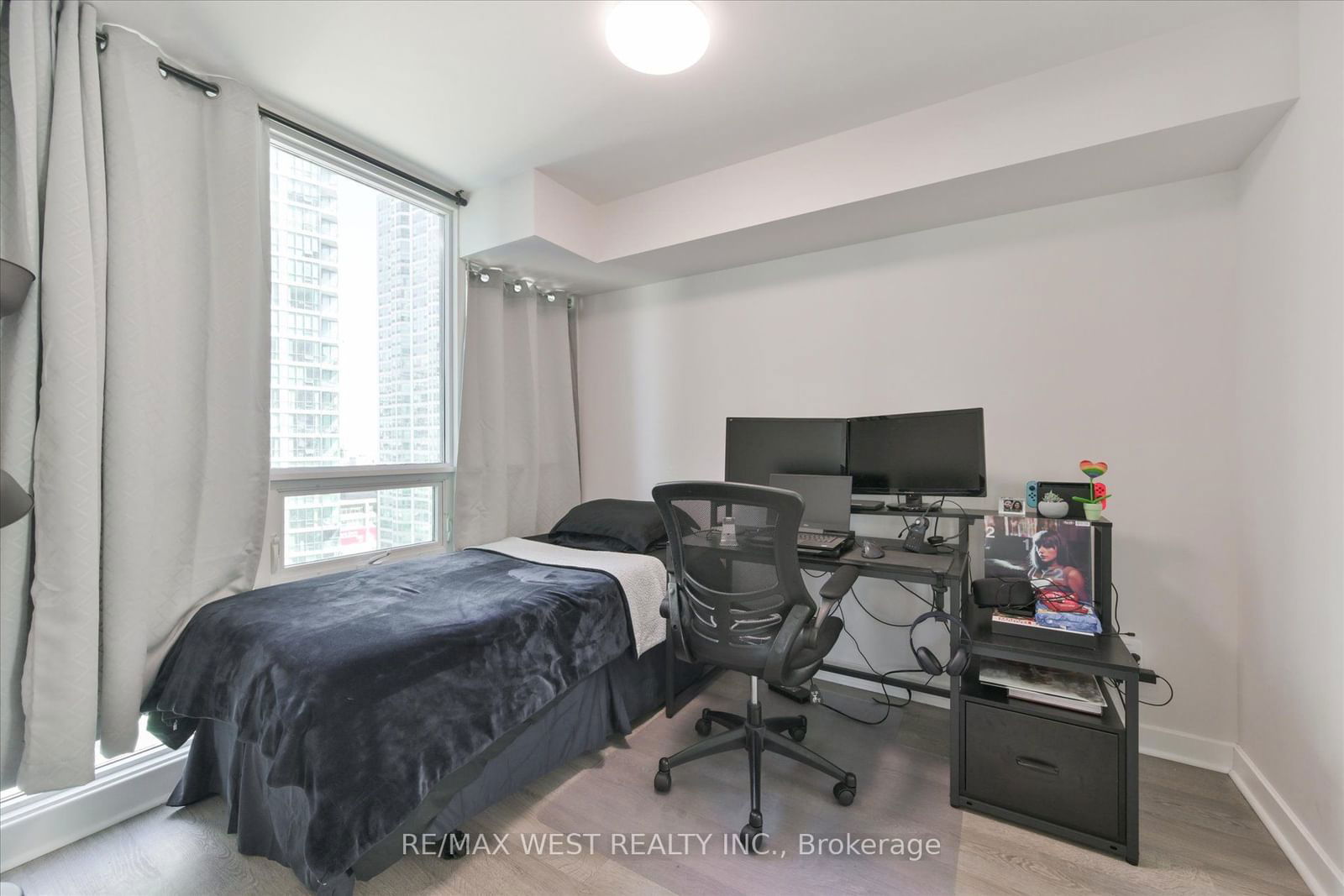 33 Bay St, unit 1504 for sale