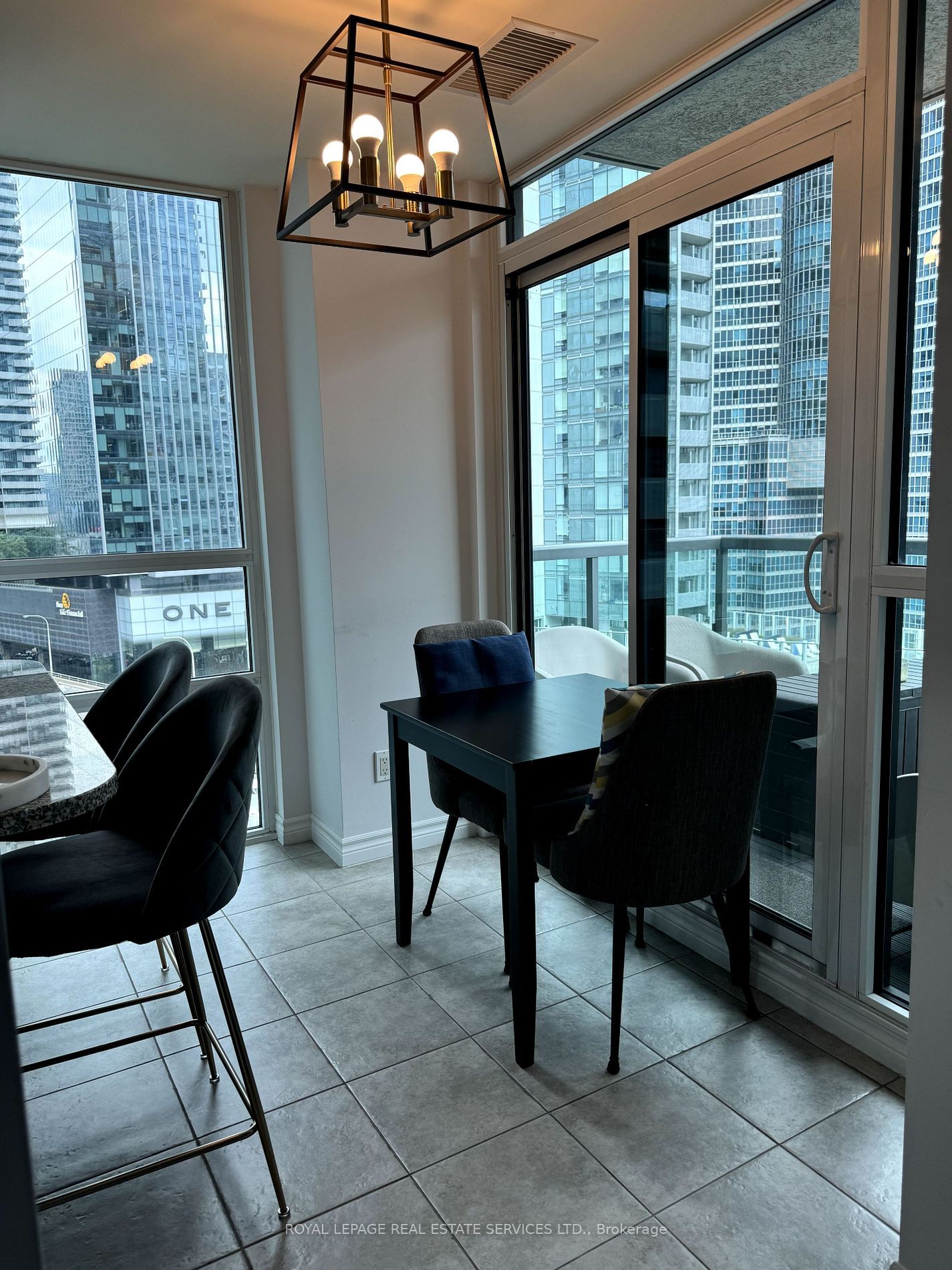 19 Grand Trunk Cres, unit 1510 for rent