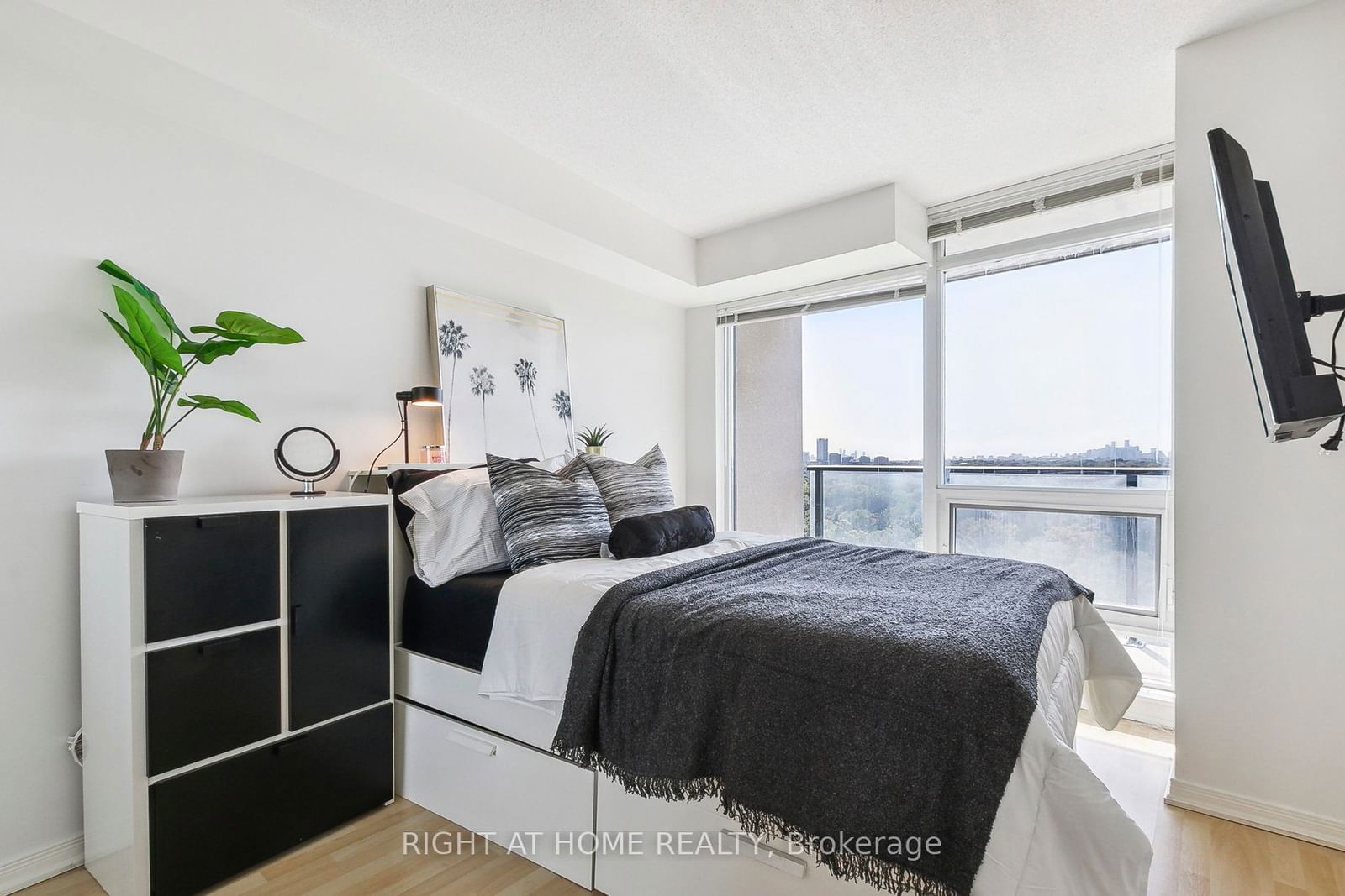 18 Valley Woods Rd, unit PH104 for sale