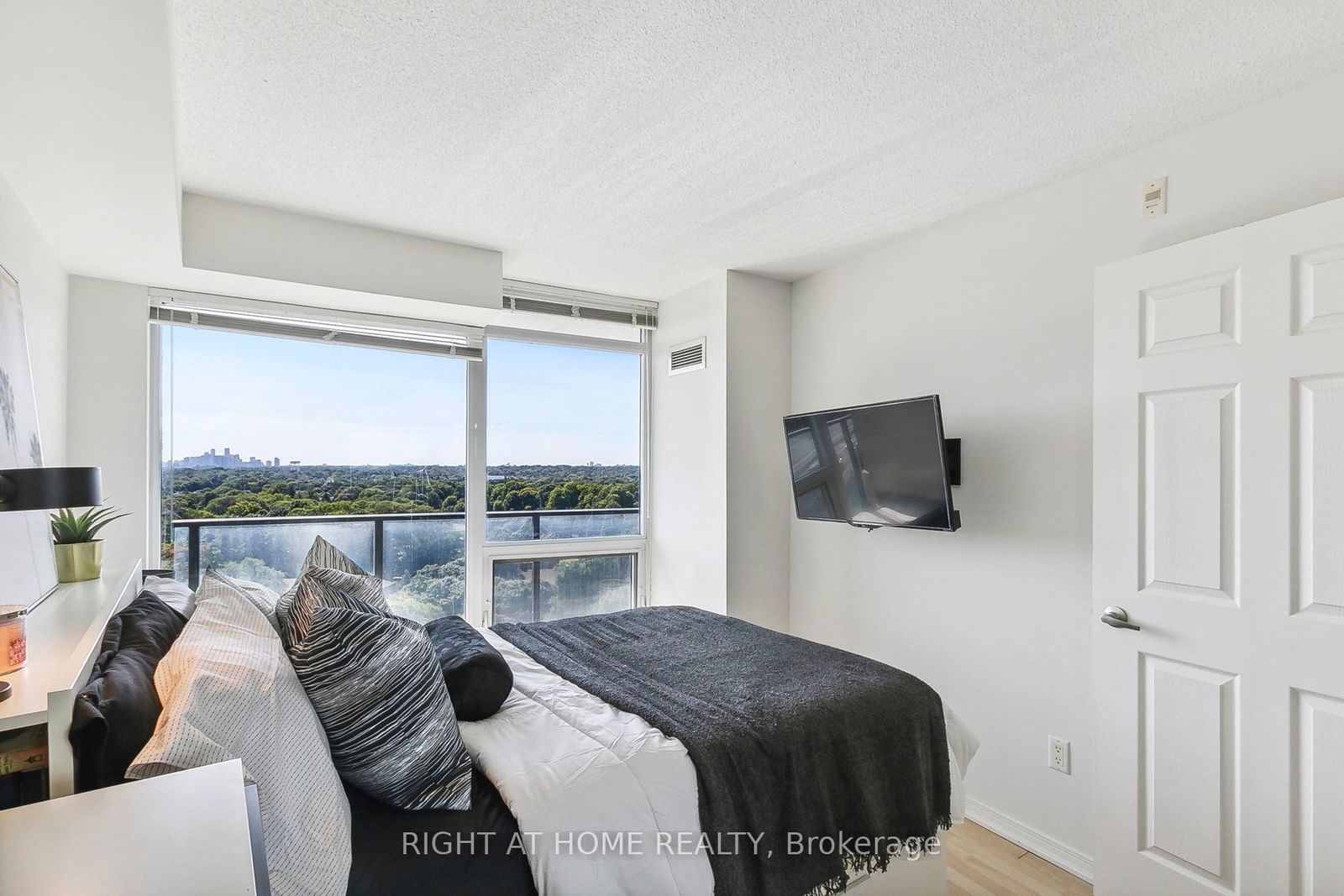 18 Valley Woods Rd, unit PH104 for sale