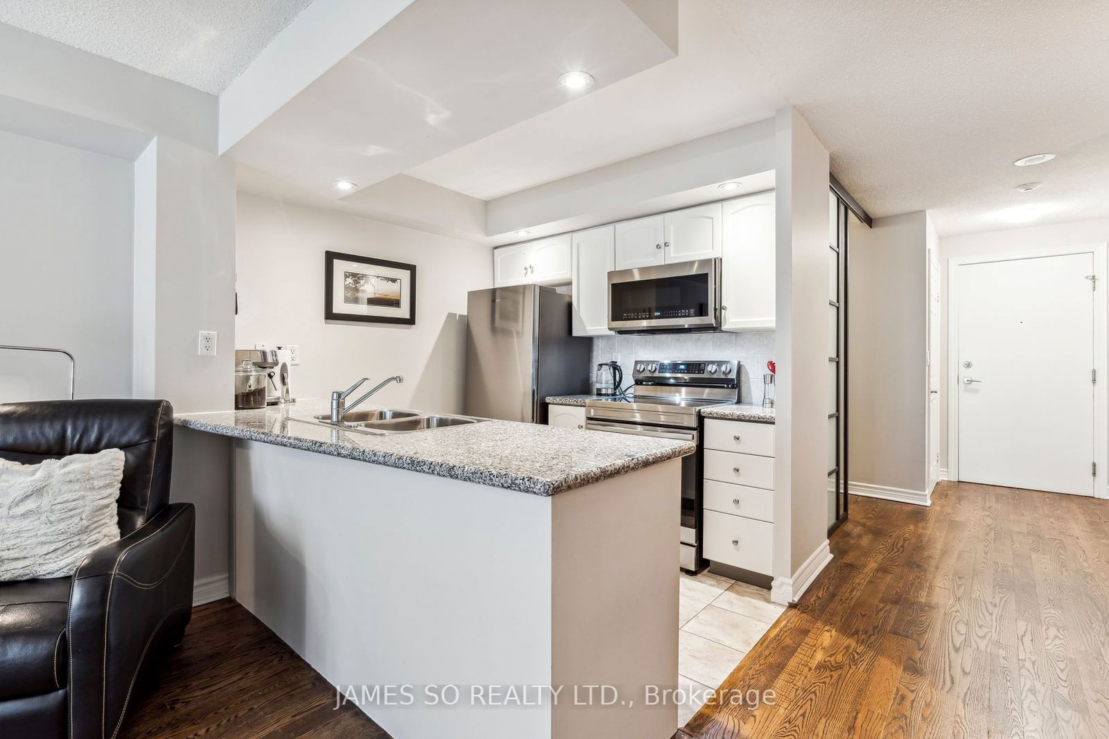 270 Wellington St W, unit 511 for sale