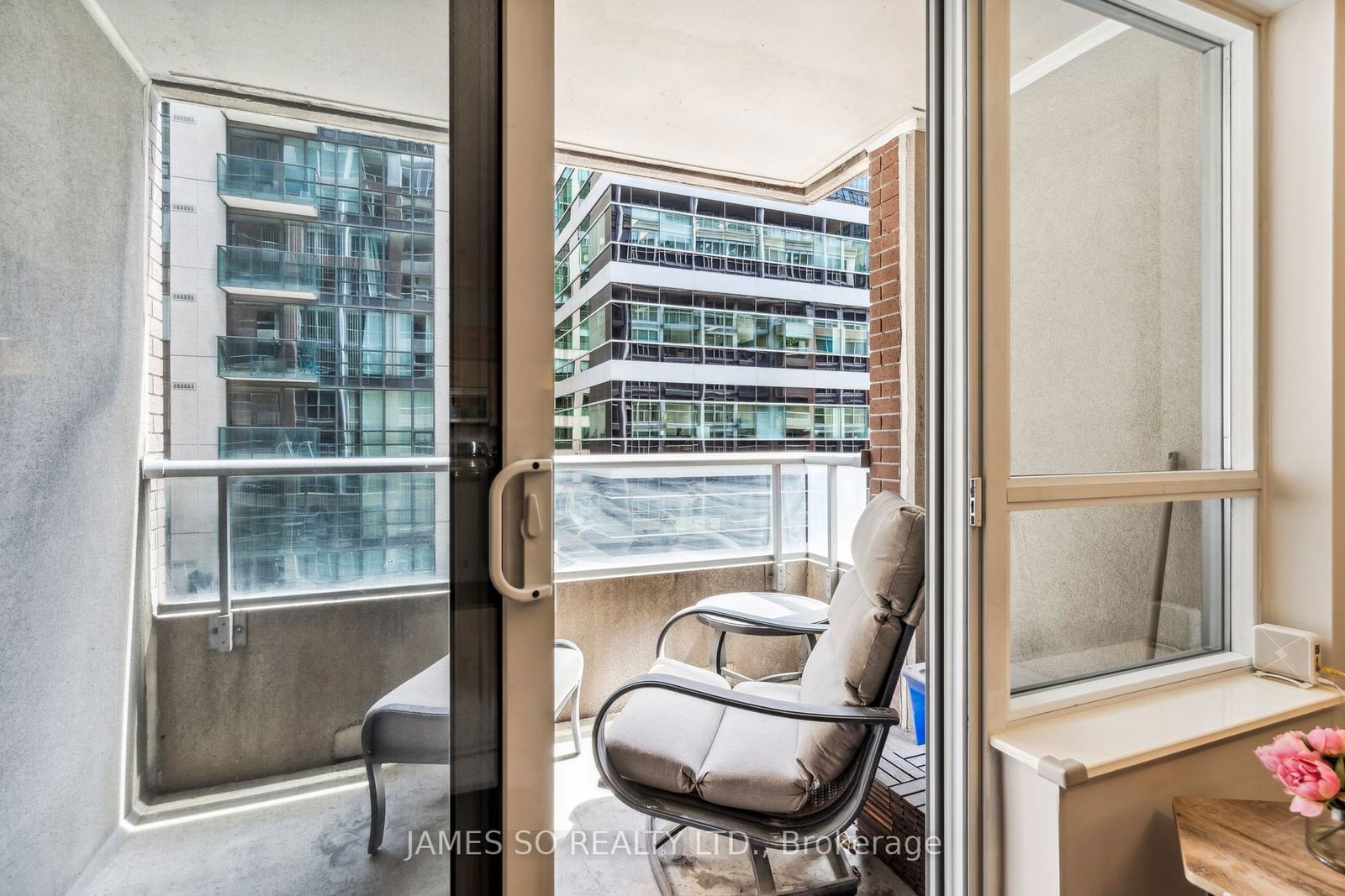 270 Wellington St W, unit 511 for sale