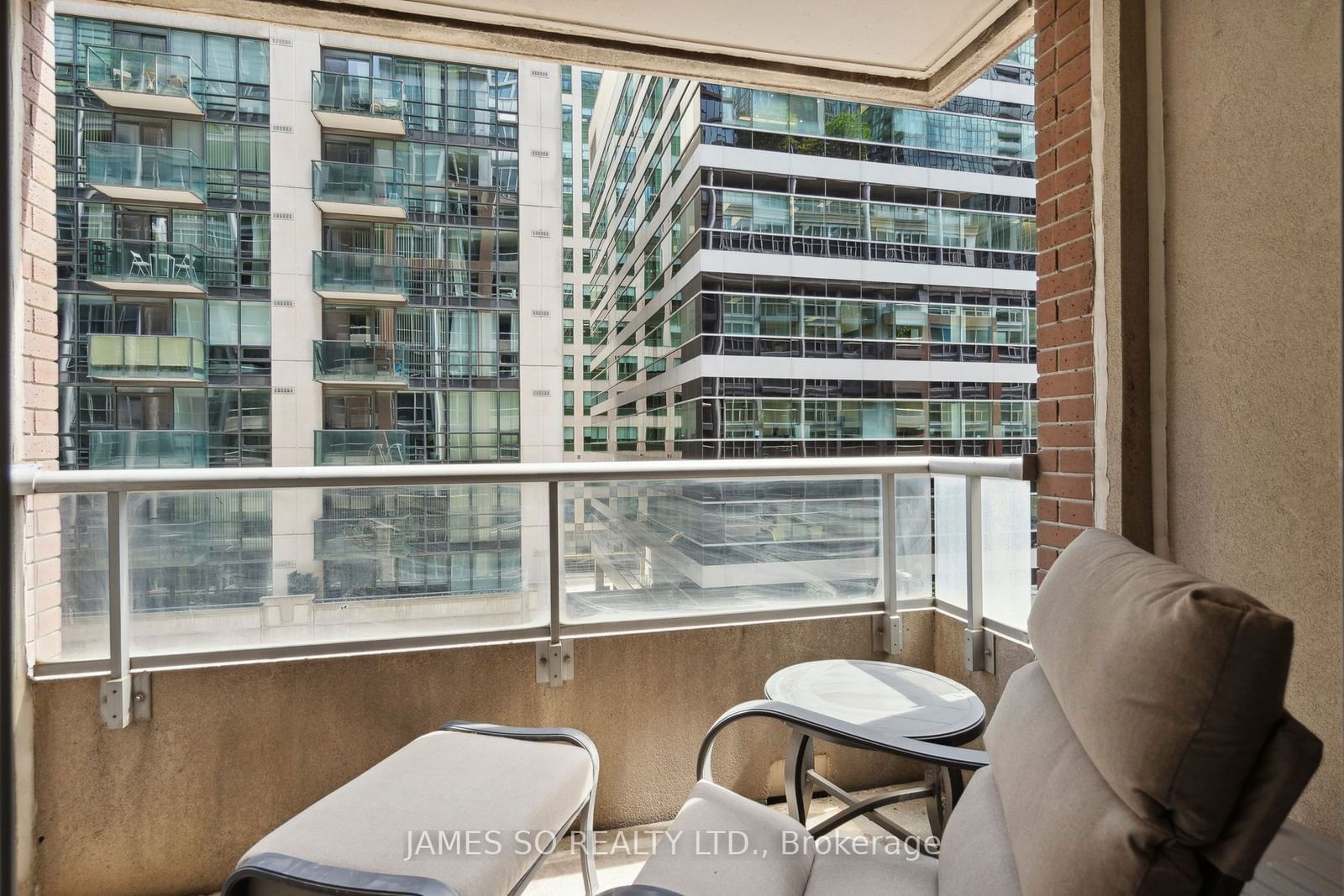 270 Wellington St W, unit 511 for sale