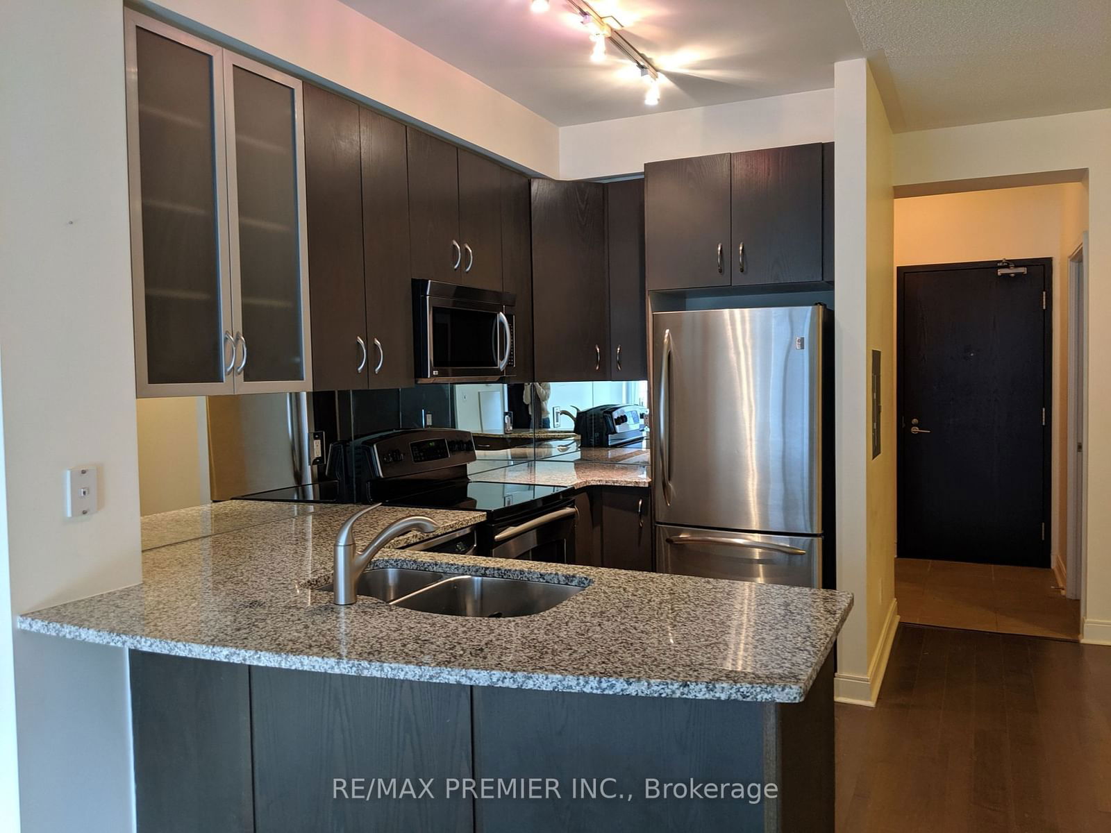 18 Yorkville Ave, unit 409 for rent