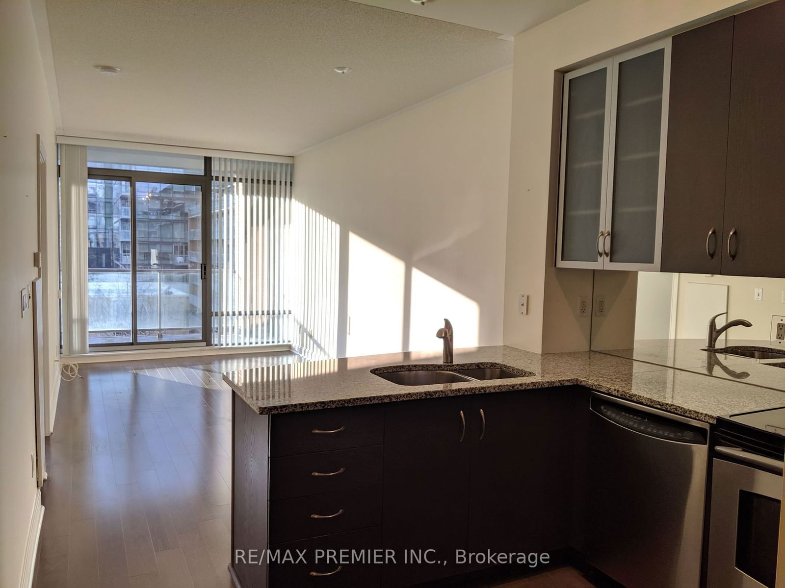 18 Yorkville Ave, unit 409 for rent