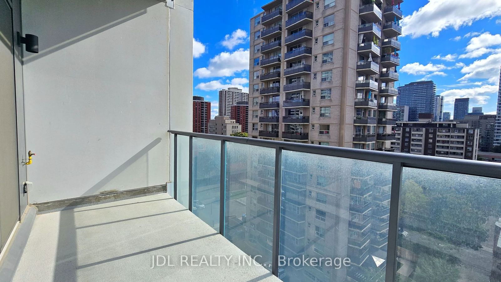 81 Wellesley St E, unit 803 for rent