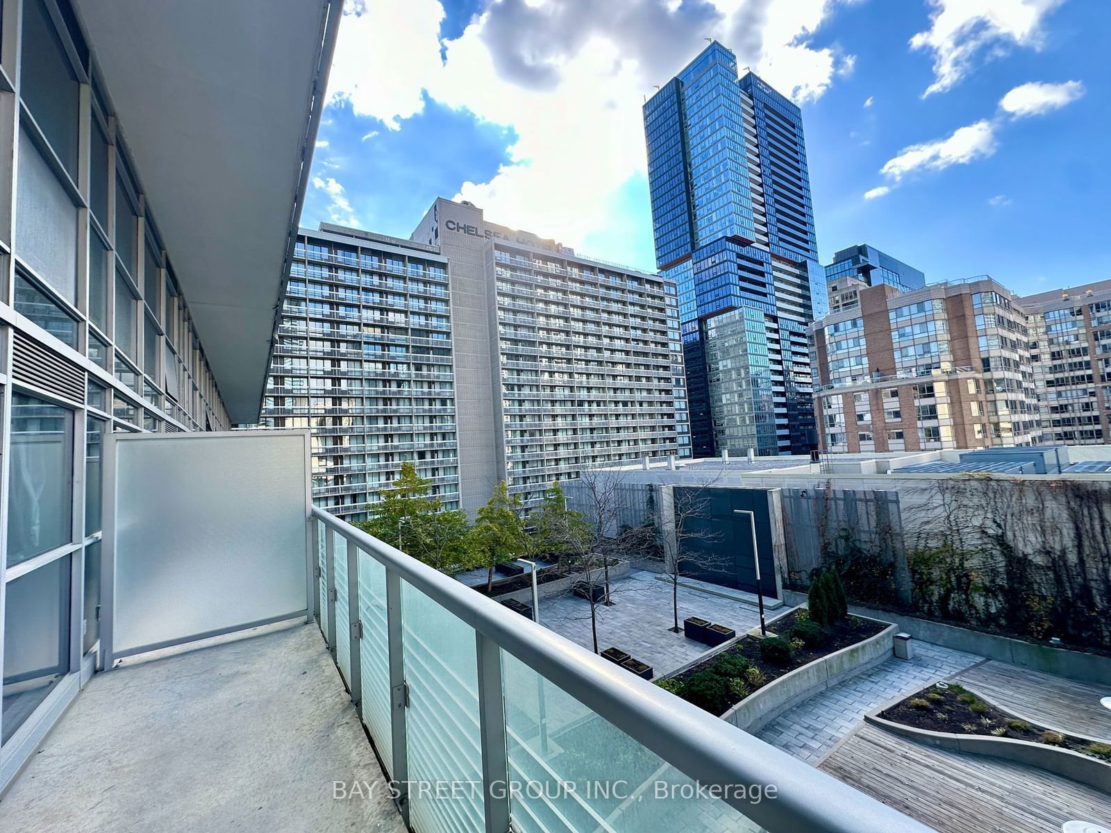 386 Yonge St, unit 720 for sale