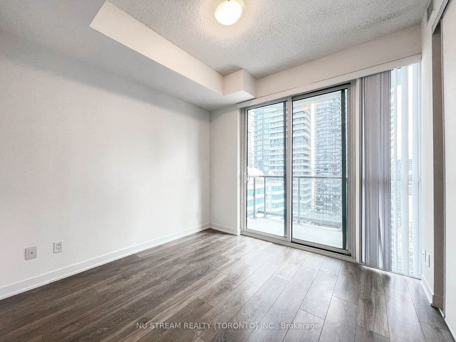 87 Peter St, unit 2302 for rent