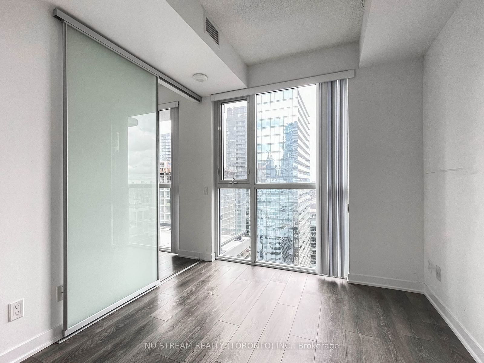 87 Peter St, unit 2302 for rent