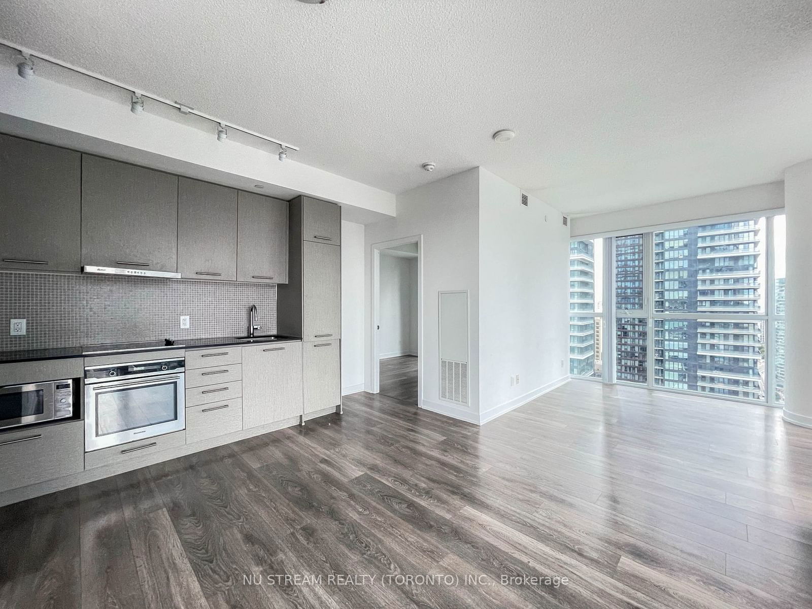 87 Peter St, unit 2302 for rent