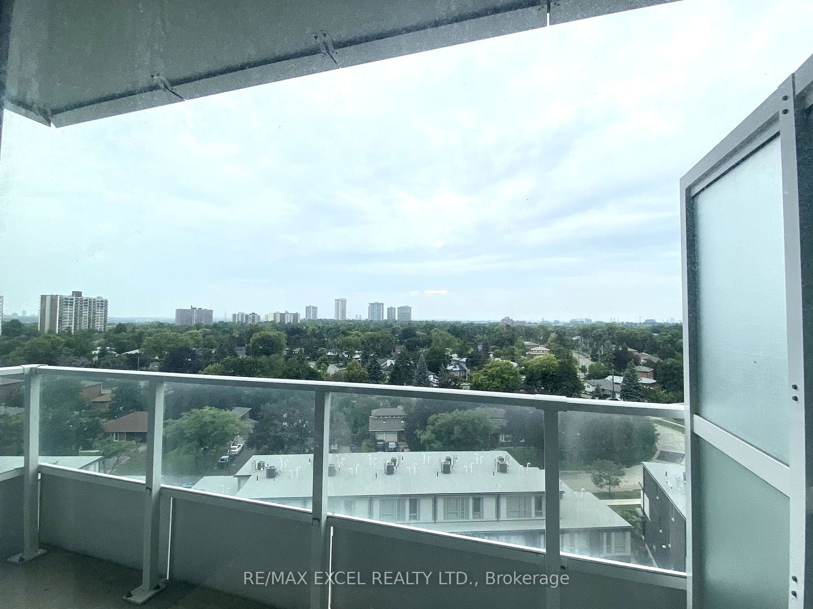 180 Fairview Mall Dr, unit 907 for rent