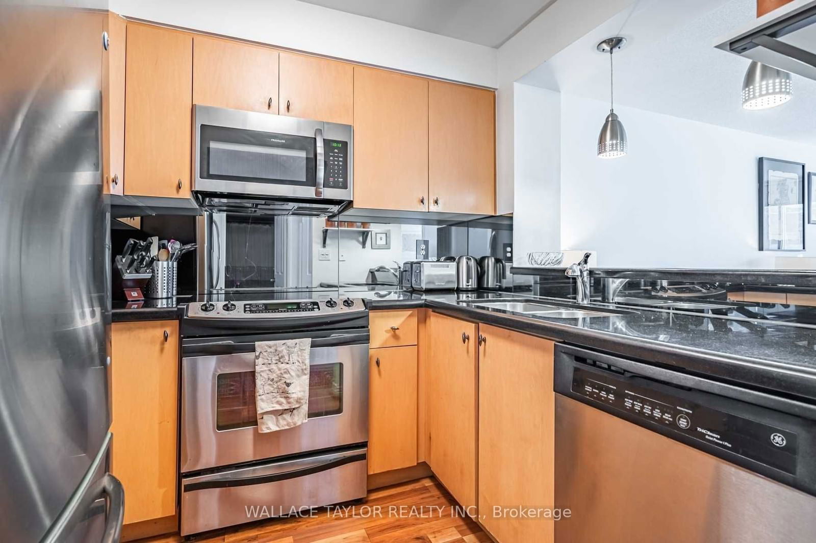 942 Yonge St, unit 1003 for rent