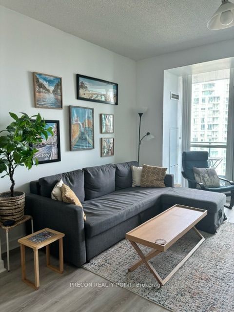 33 Bay St E, unit 3207 for rent