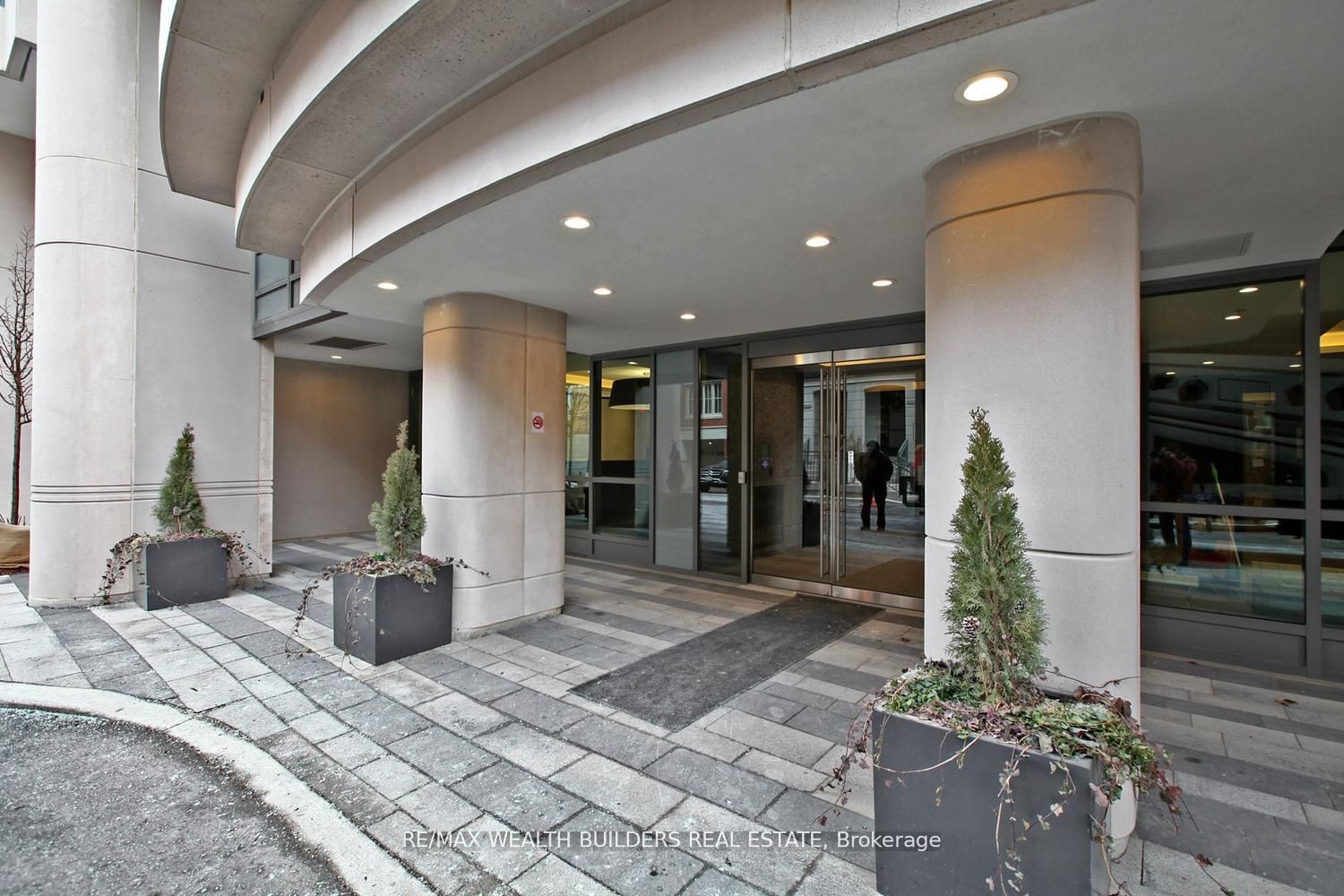 377 Madison Ave, unit 210 for rent