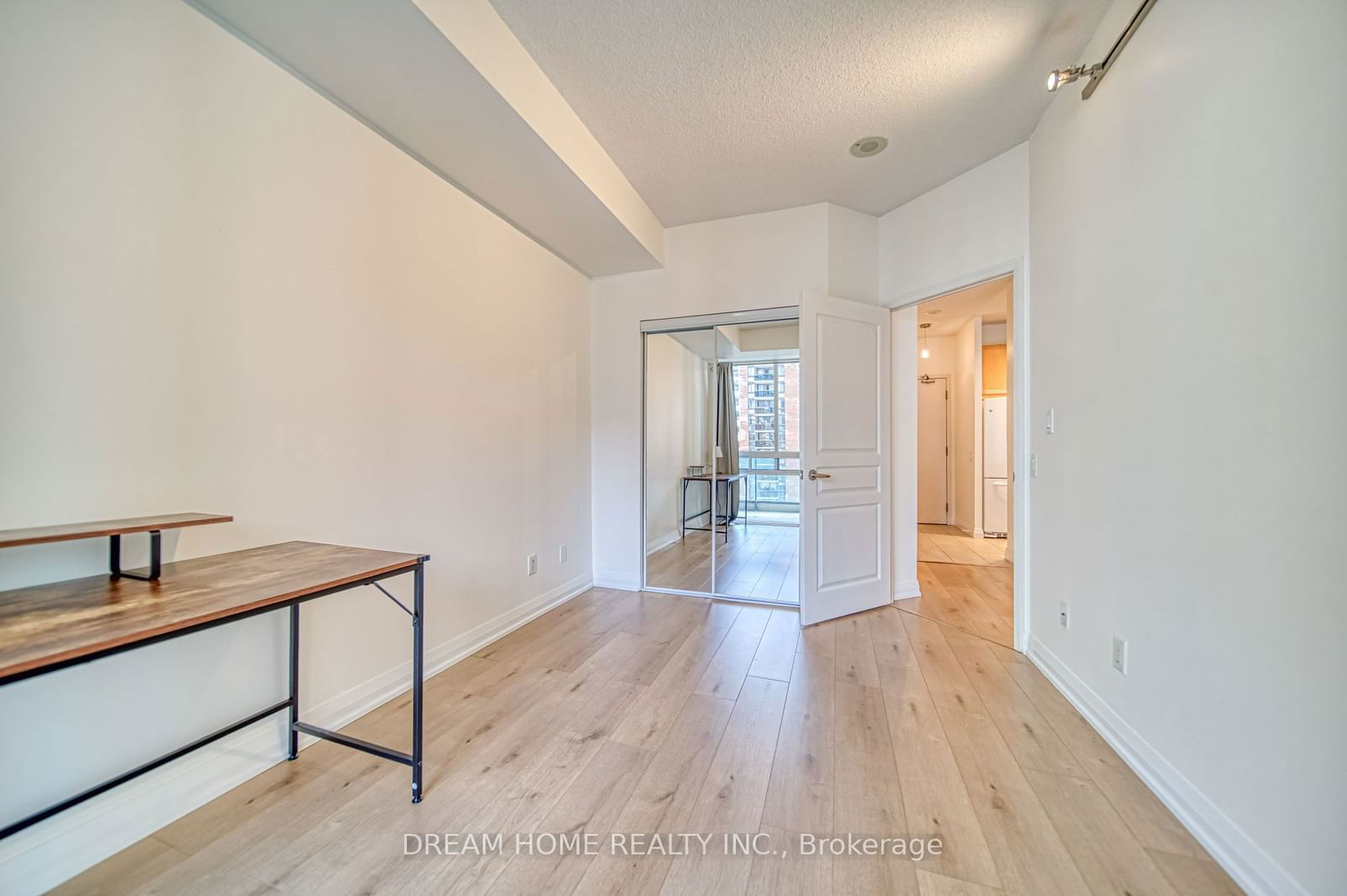 1121 Bay St, unit 1402 for rent