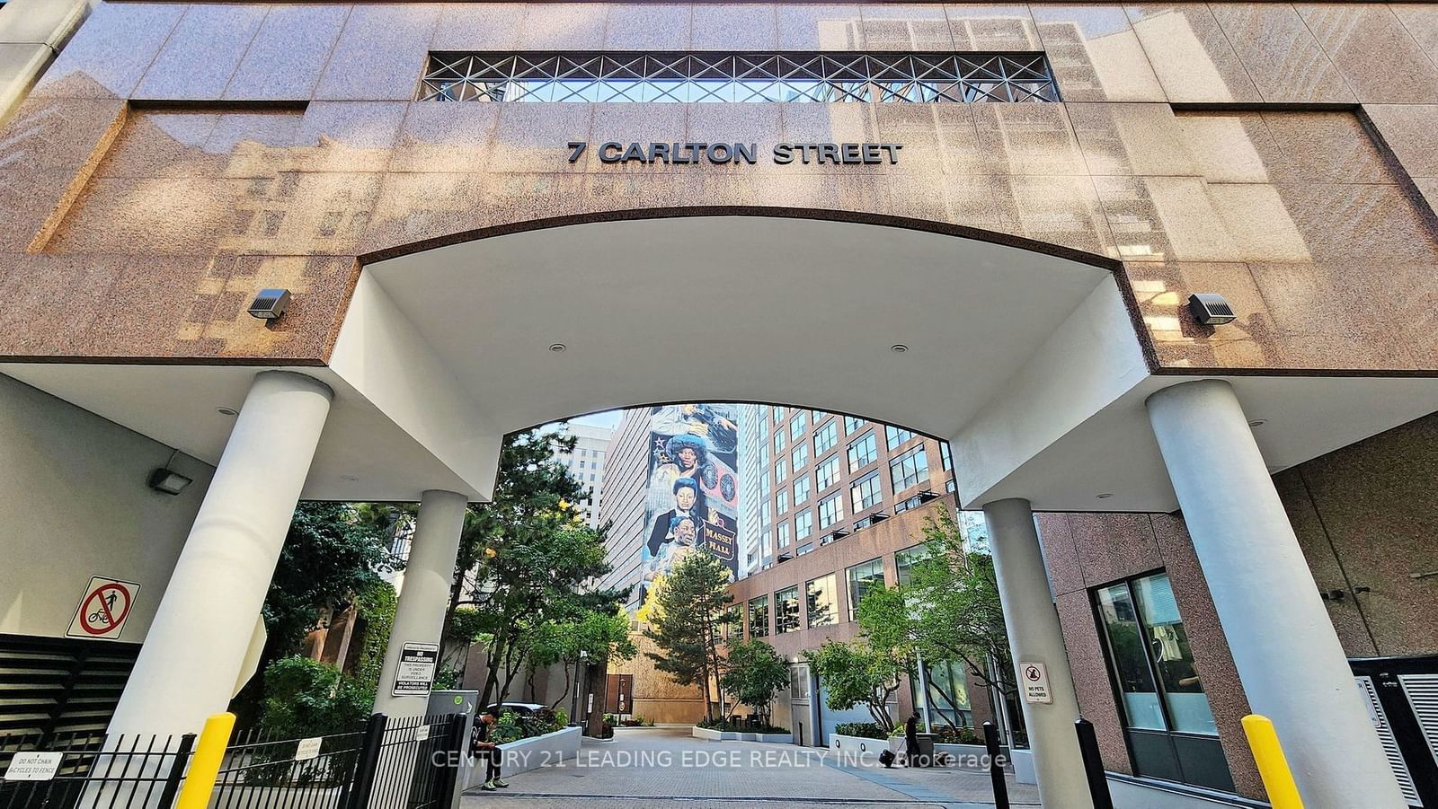 7 Carlton St, unit 1606 for rent