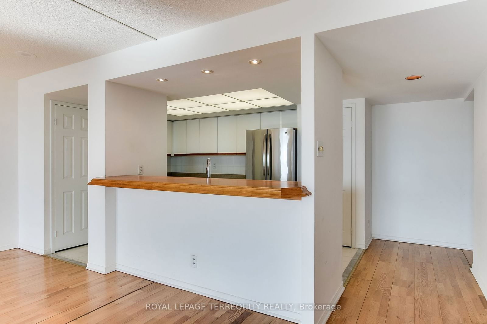 77 Harbour Sq, unit 2812 for rent