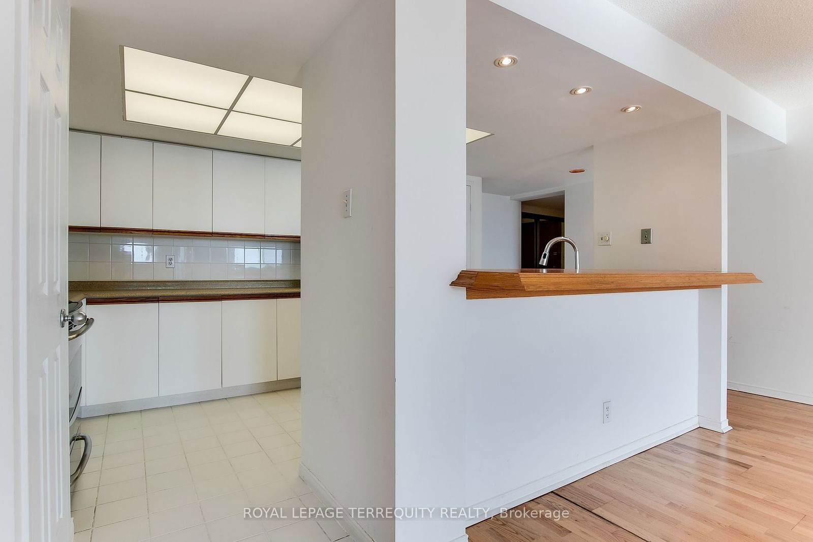 77 Harbour Sq, unit 2812 for rent