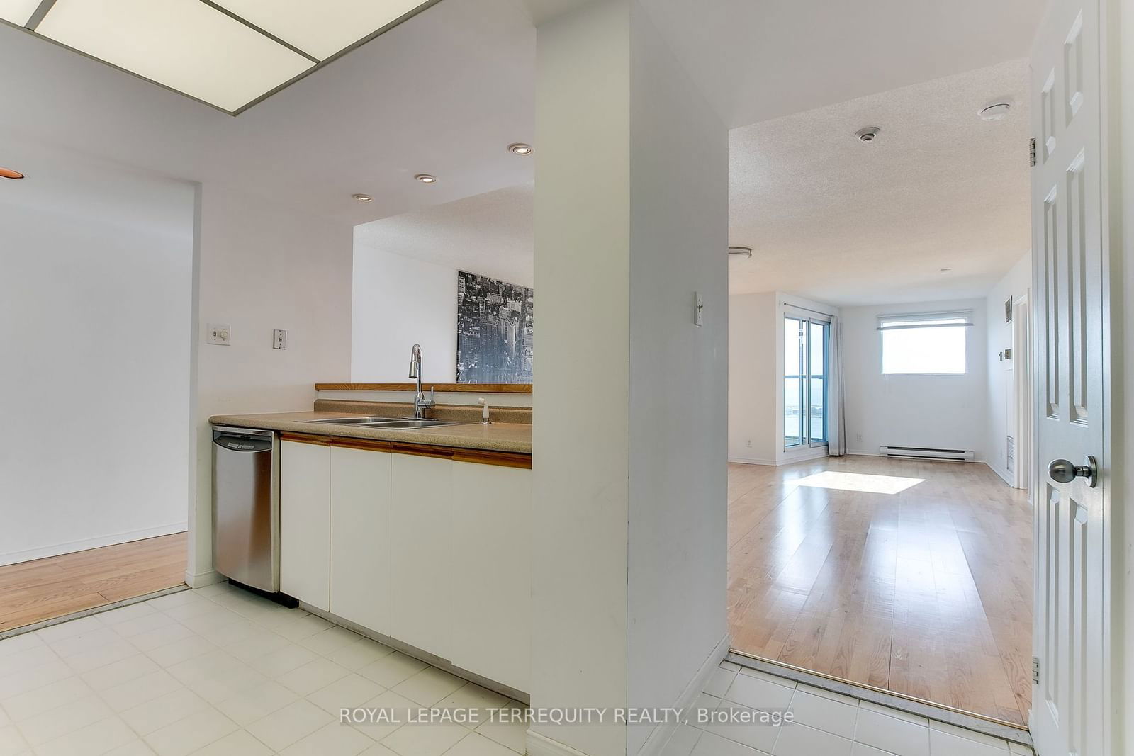 77 Harbour Sq, unit 2812 for rent