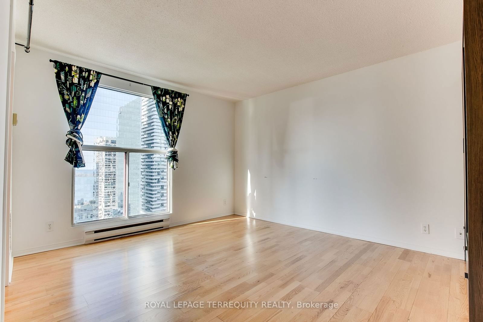 77 Harbour Sq, unit 2812 for rent